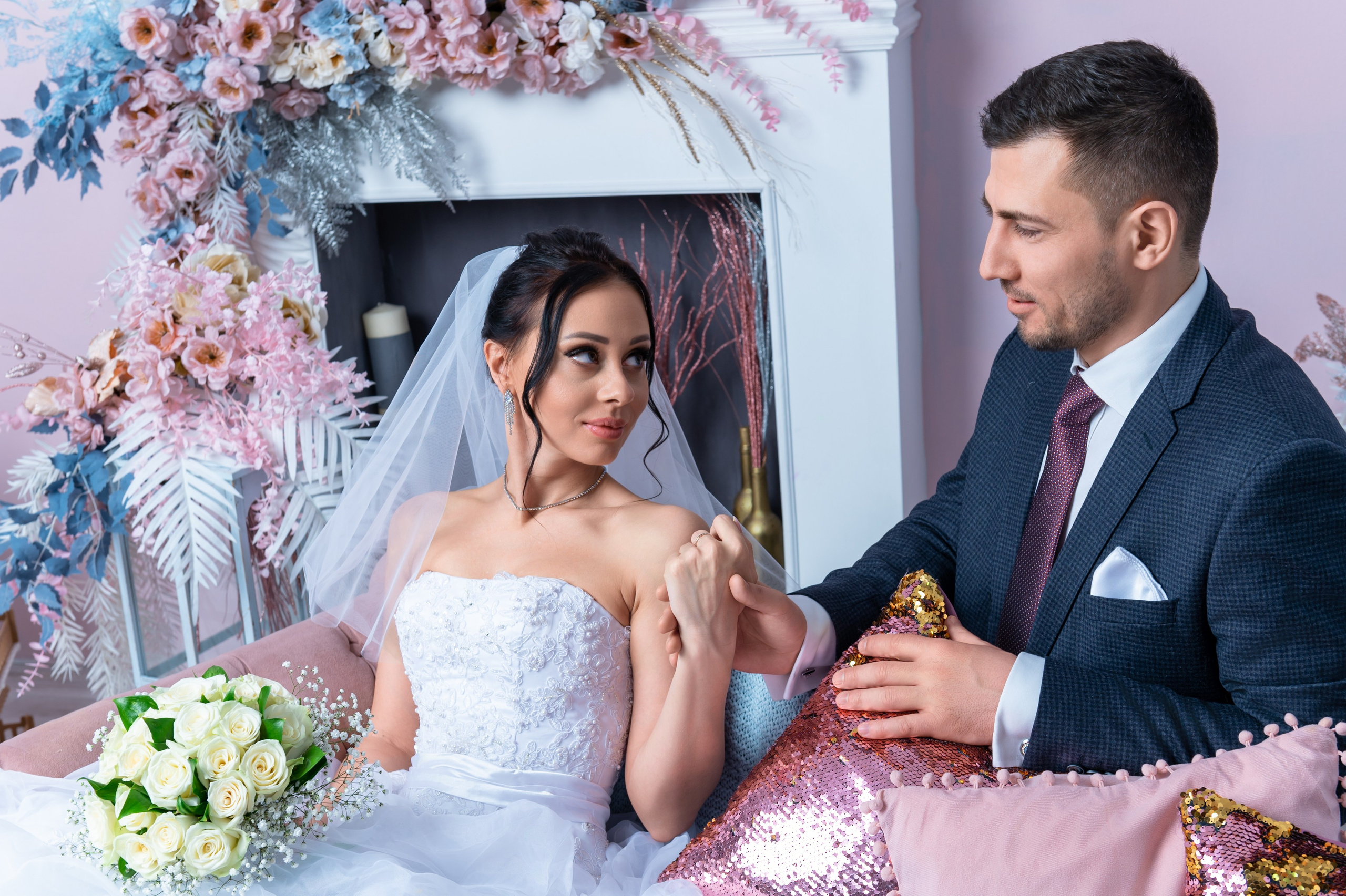 Свадебная фотосессия в студии прописывается тем молодожёнам, кому повезло с затяжными дождями и снегопадами в день свадьбы. Жених любит и жалеет невесту - по этому только в студию. Всё знает фотограф Павел Коротков