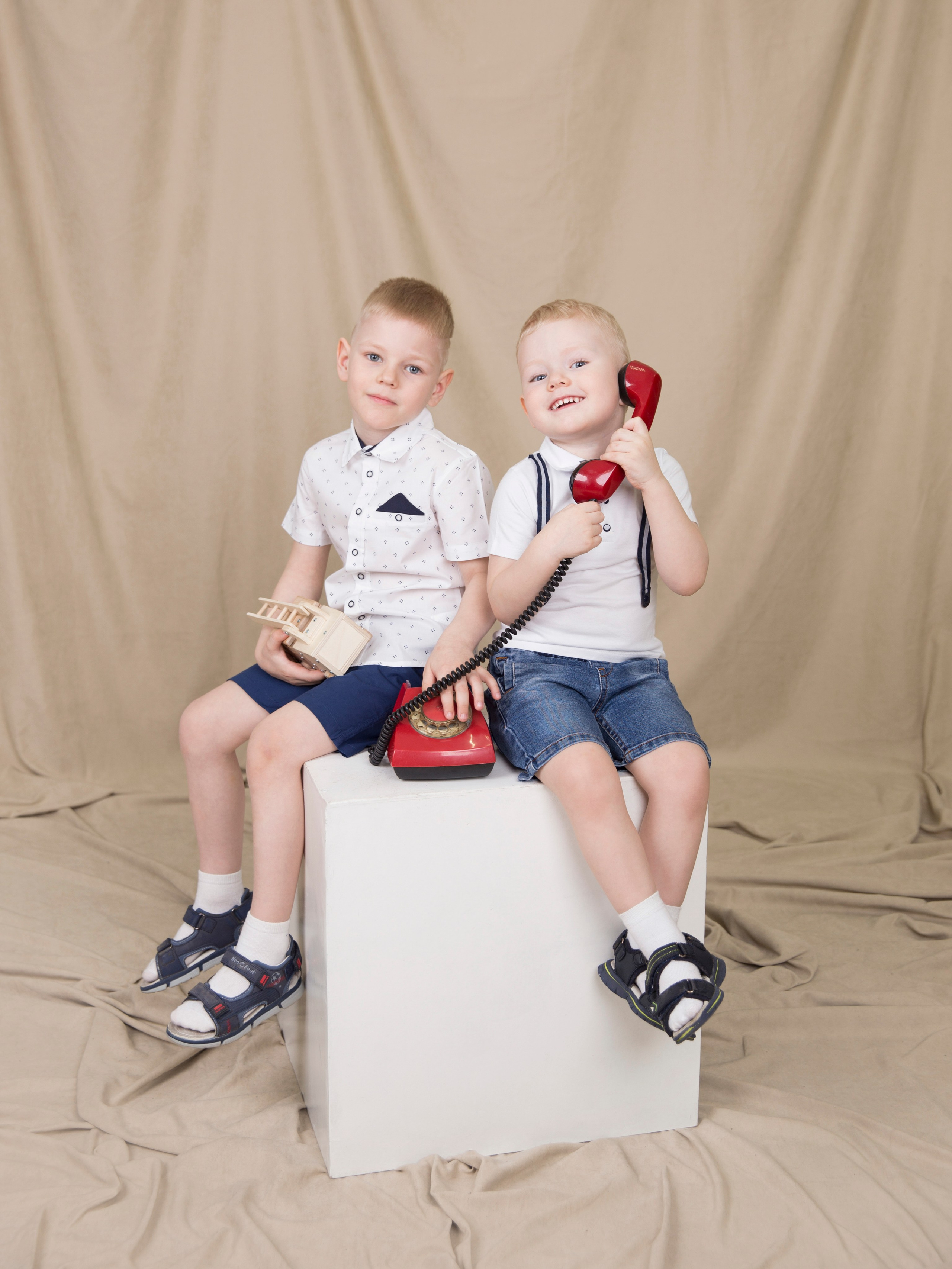 Общее фото в детском саду с выездным реквизитом в Тюмени. Выпускные альбомы в Тюмени для школ, садов, вузов спортивных секций