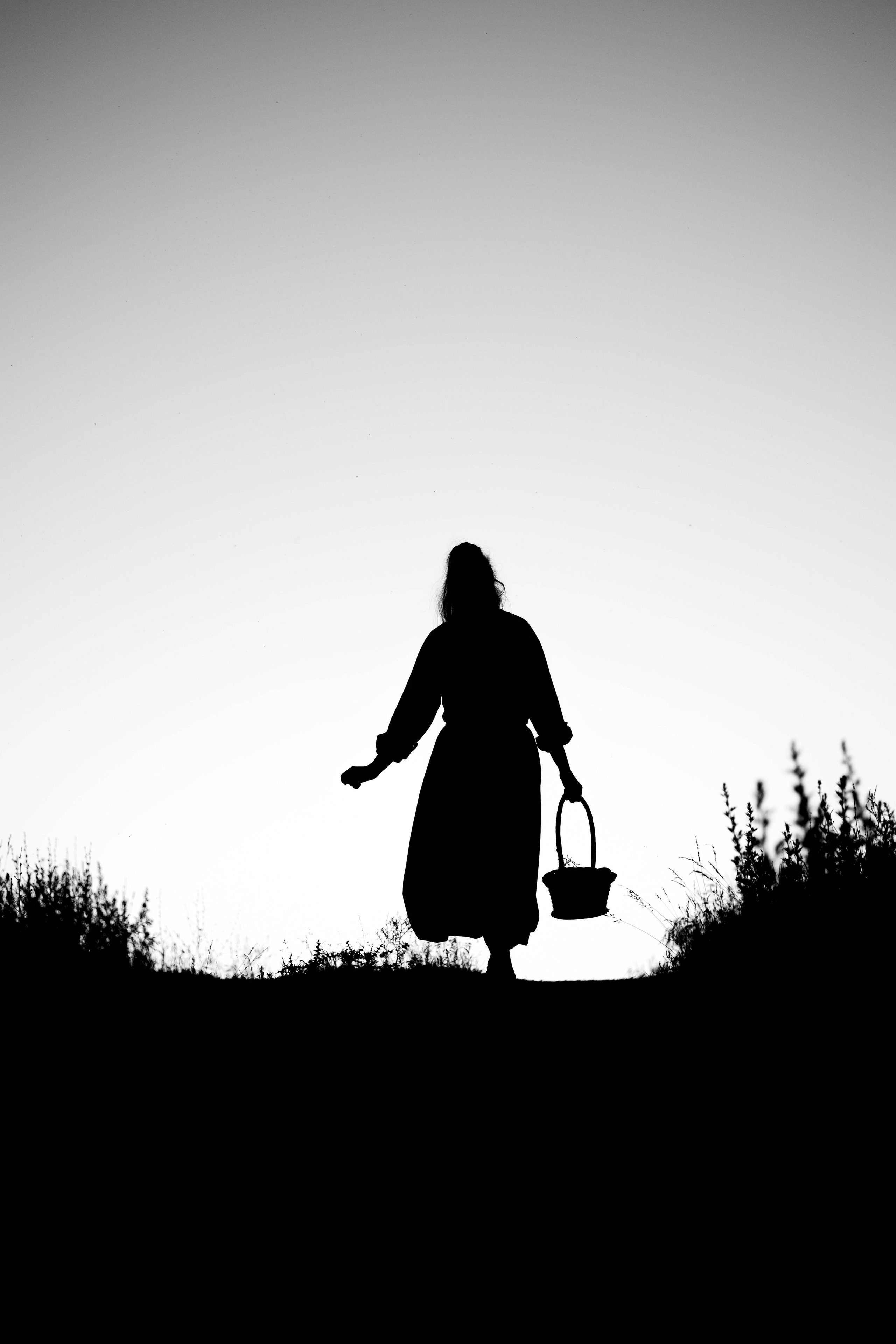 Внучка и бабуля прогулка на природе. Коммерческий фотограф