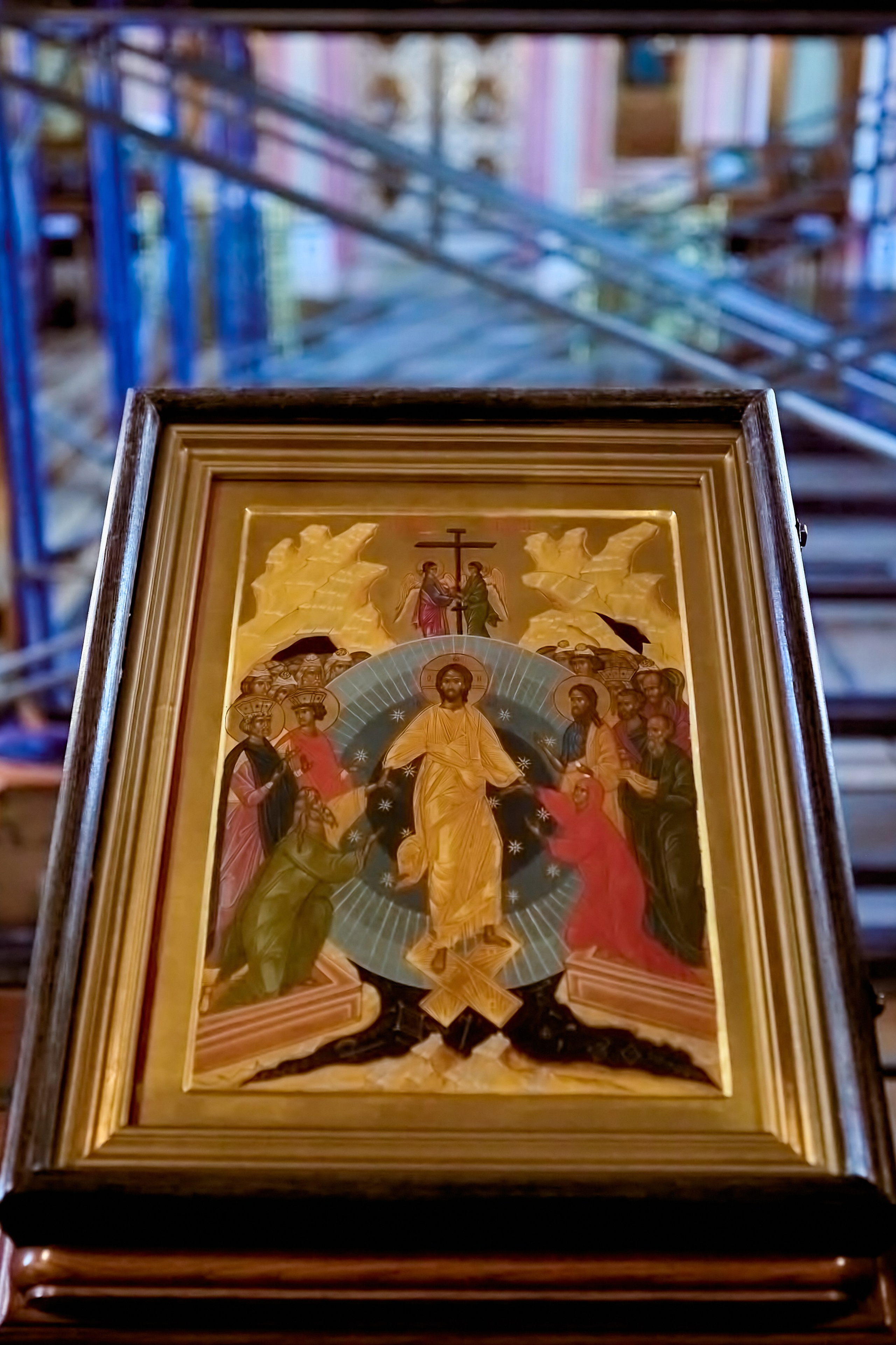 Воскресная икона лежит на аналое на литургии в Воскресение