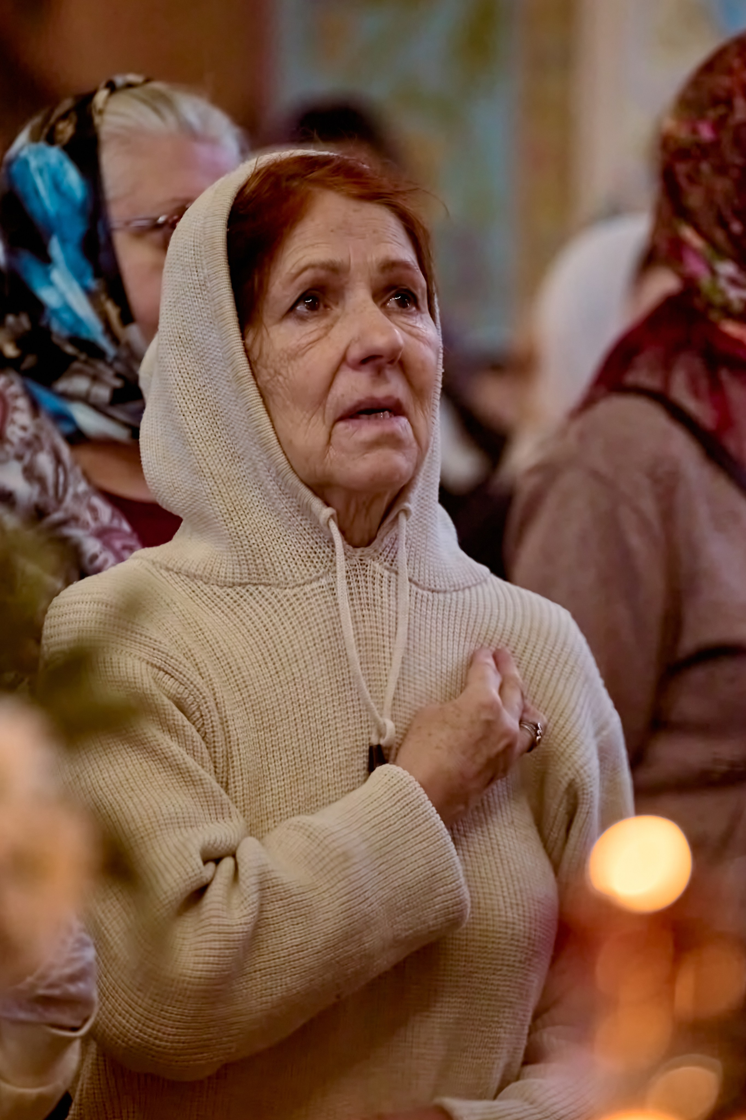 Удивительное молитвенное состояние на портрете женщины в храме