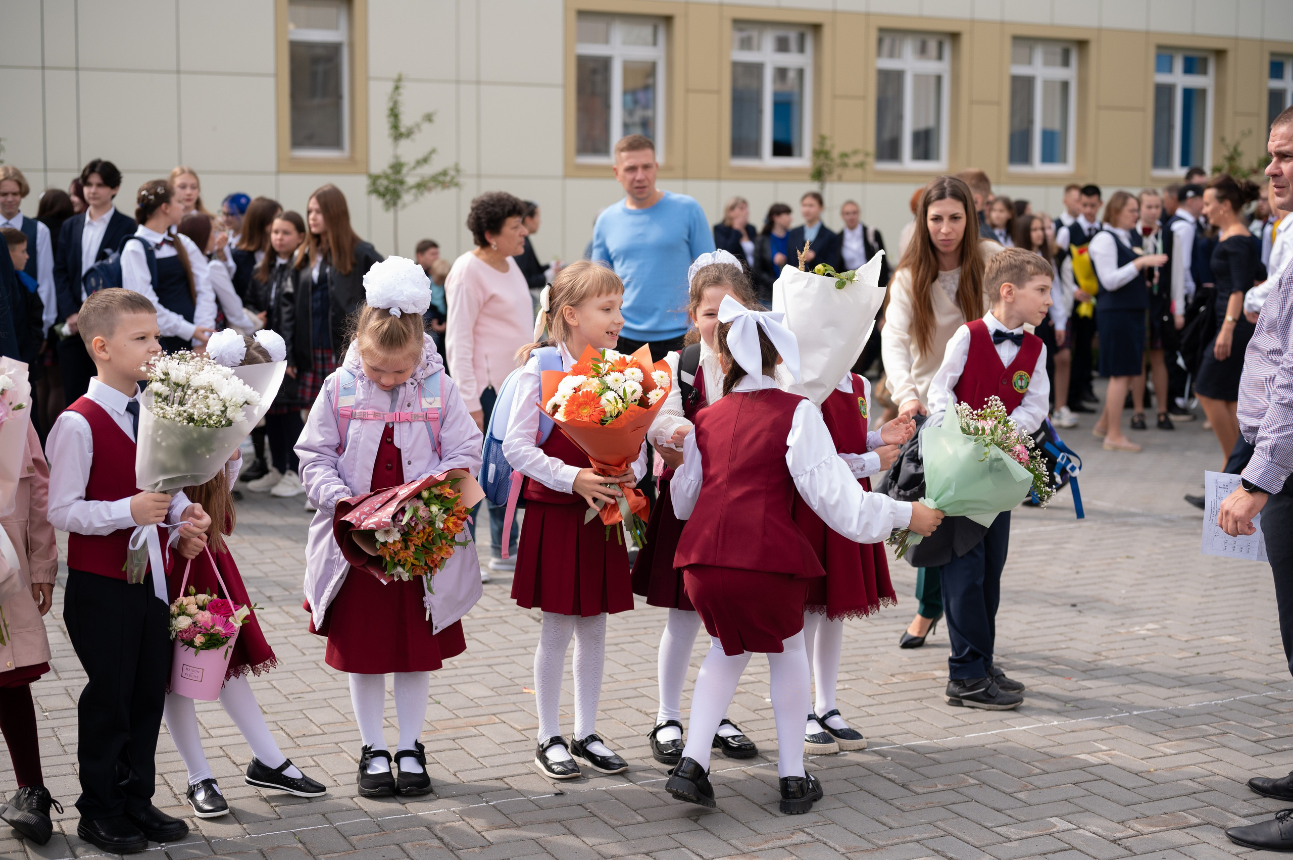 1 сентября 16 гимназия 2 класс (линейка + в классе+ на улице). Фотограф новорожденных, семейный детский в Тюмени Татьяна Морозова
