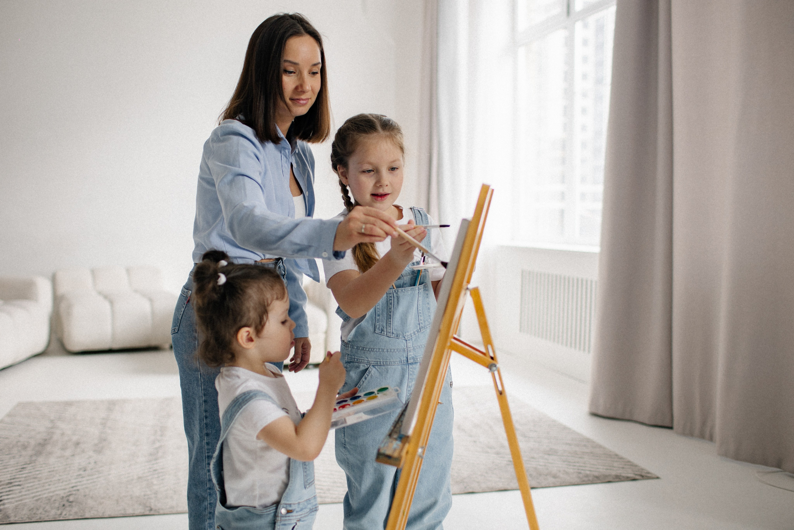 Семейный творческий хаос: мама и дочки у мольберта с красками. Кривляки, косички и удивление в работах Алексея Клещинова