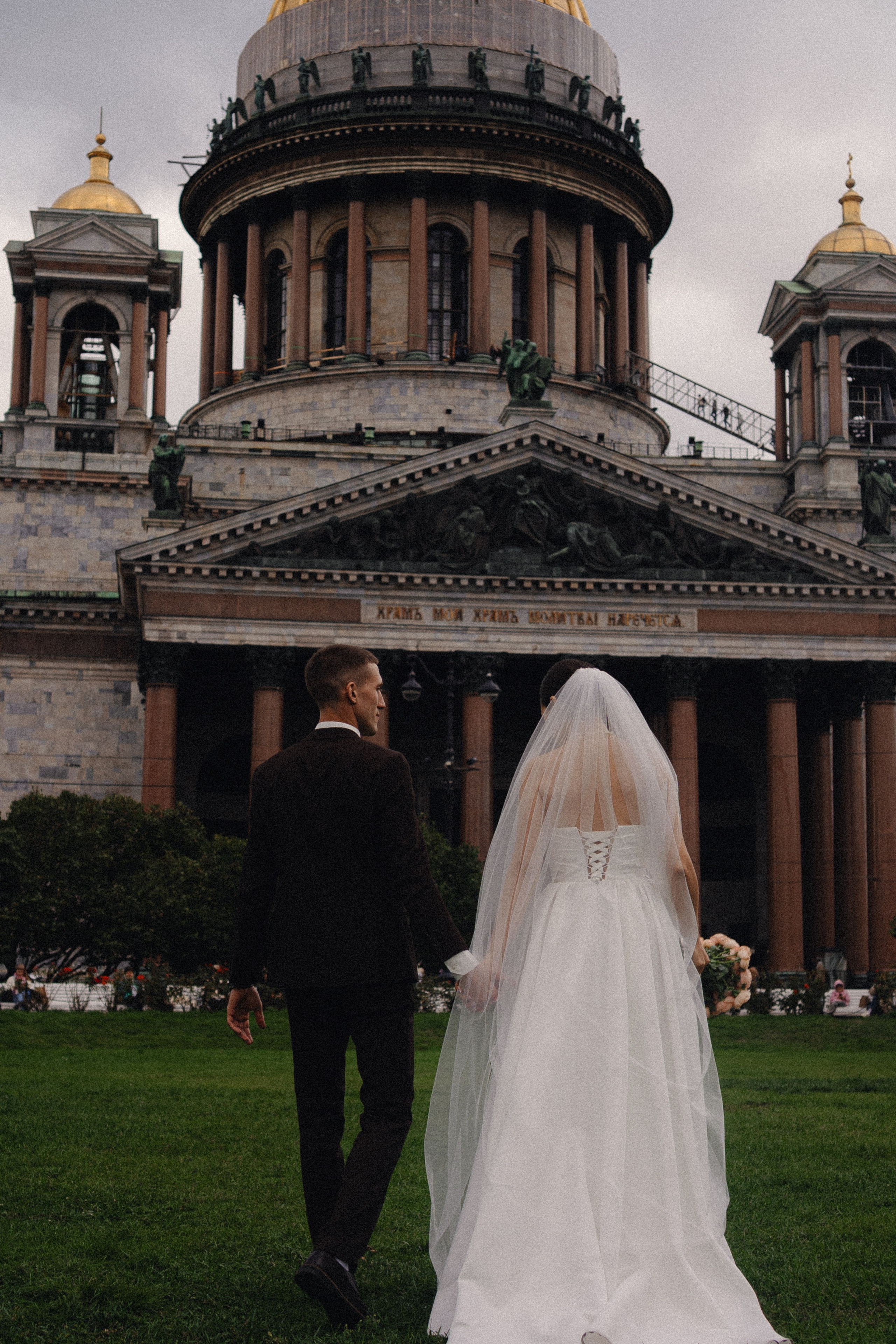 СВАДЕБНАЯ ПРОГУЛКА В САНТК-ПЕТЕРБУРГЕ (ИСАКИЕВСКИЙ СОБОР, ЗИМНЯЯ КАНАВКА, ЭРМИТАЖ И БОЛЬШАЯ МОРСКАЯ УЛИЦА). Профессиональный фотограф, Санкт-Петербург — Виктория Богомолова