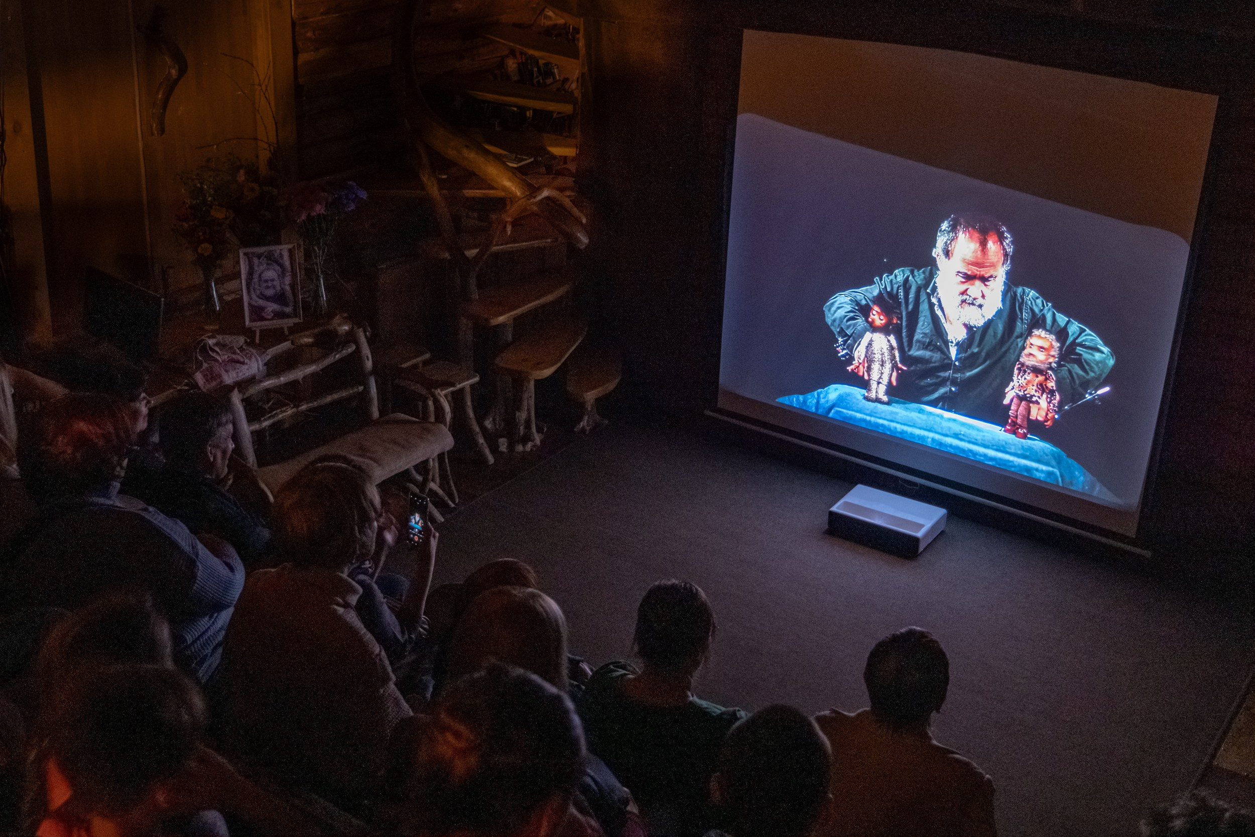 Вечер памяти Владимира Захарова в конце второго фестиваля кукол на запястье. В этот день мастеру исполнился бы 71 год. На проекторе шла запись спектакля «Двое, трое», в котором поднимается философский вопрос: что останется после него. 30 сентября, 2025.