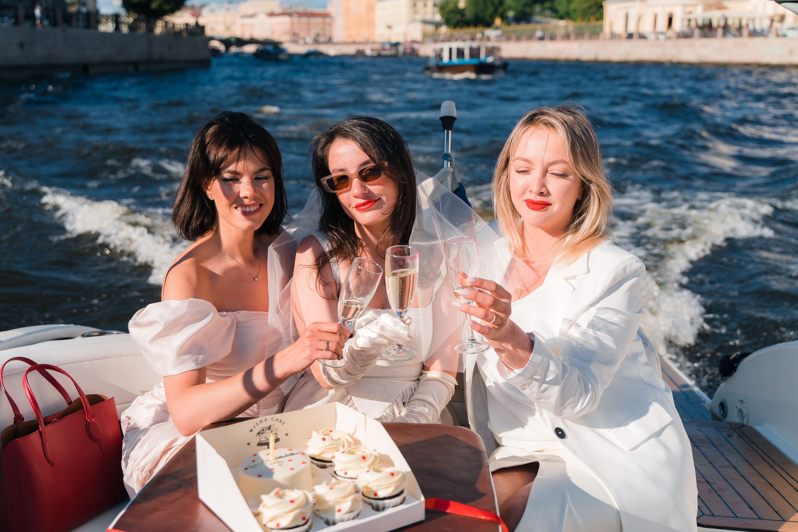 Фотосъемка девичника, встреча девушек, веселые женские портреты