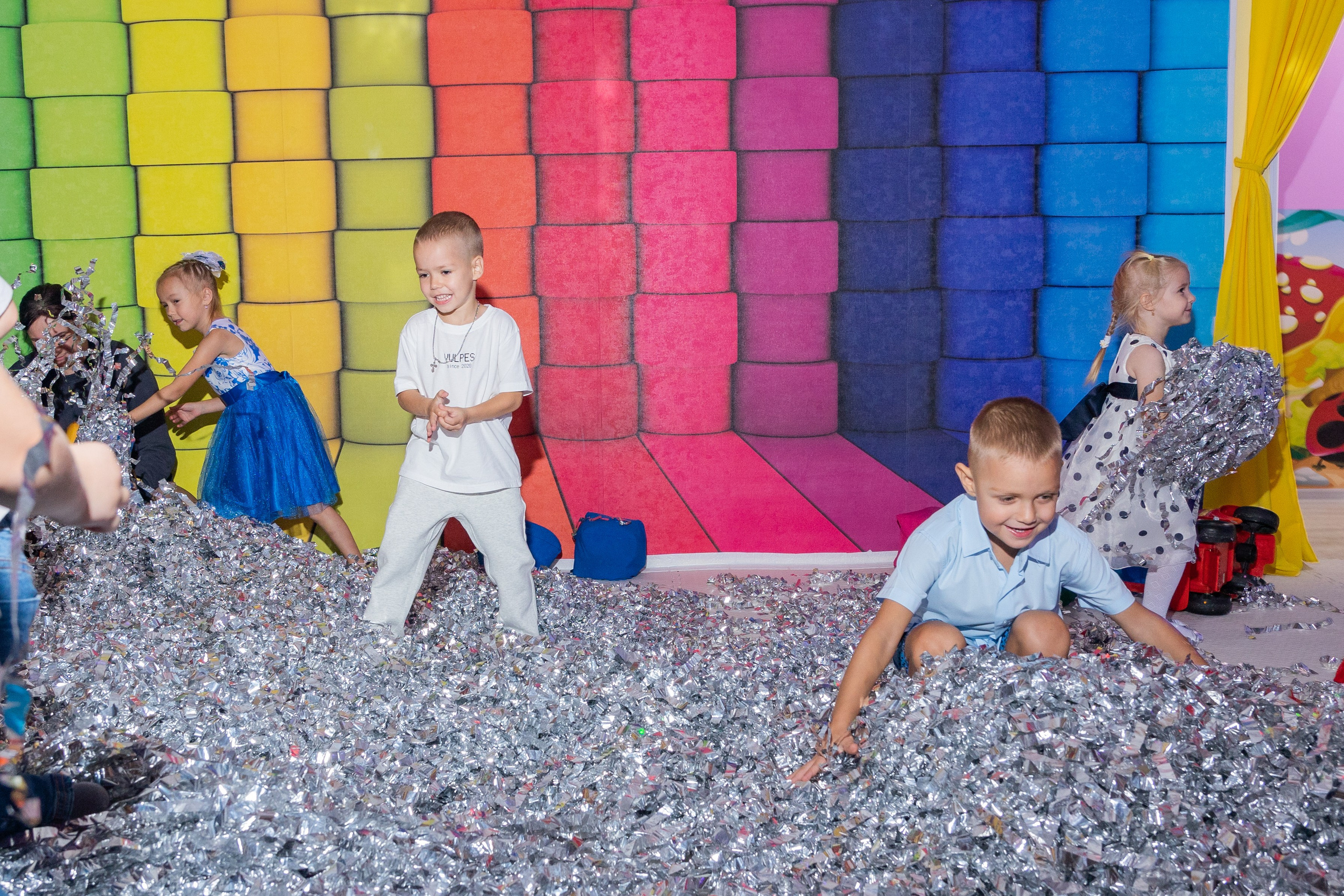 День Рождение в детском центре Качели. Выпускные альбомы во Владивостоке