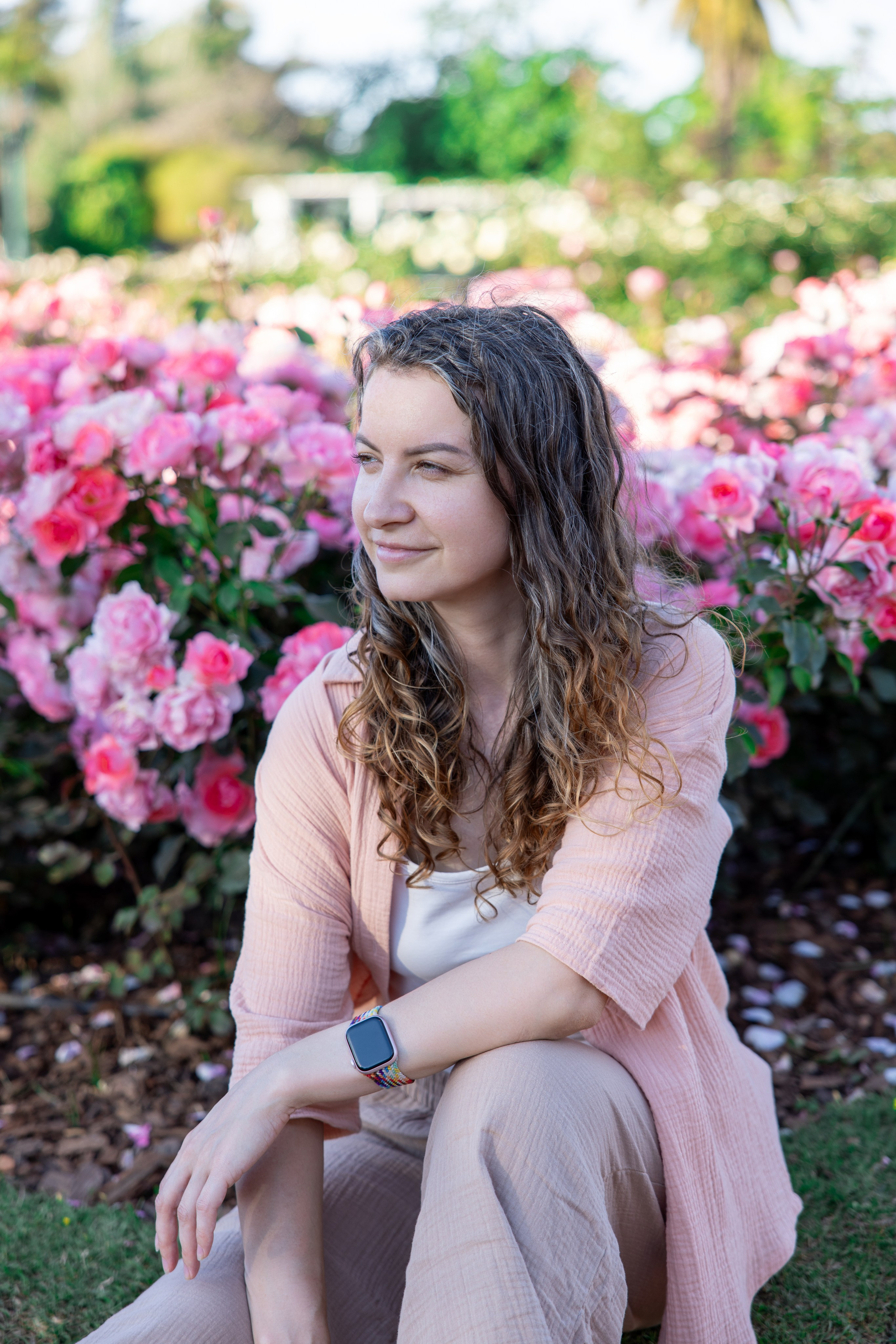 Модель позирует фотографу в парке Роз в Буэнос-Айресе Аргентина