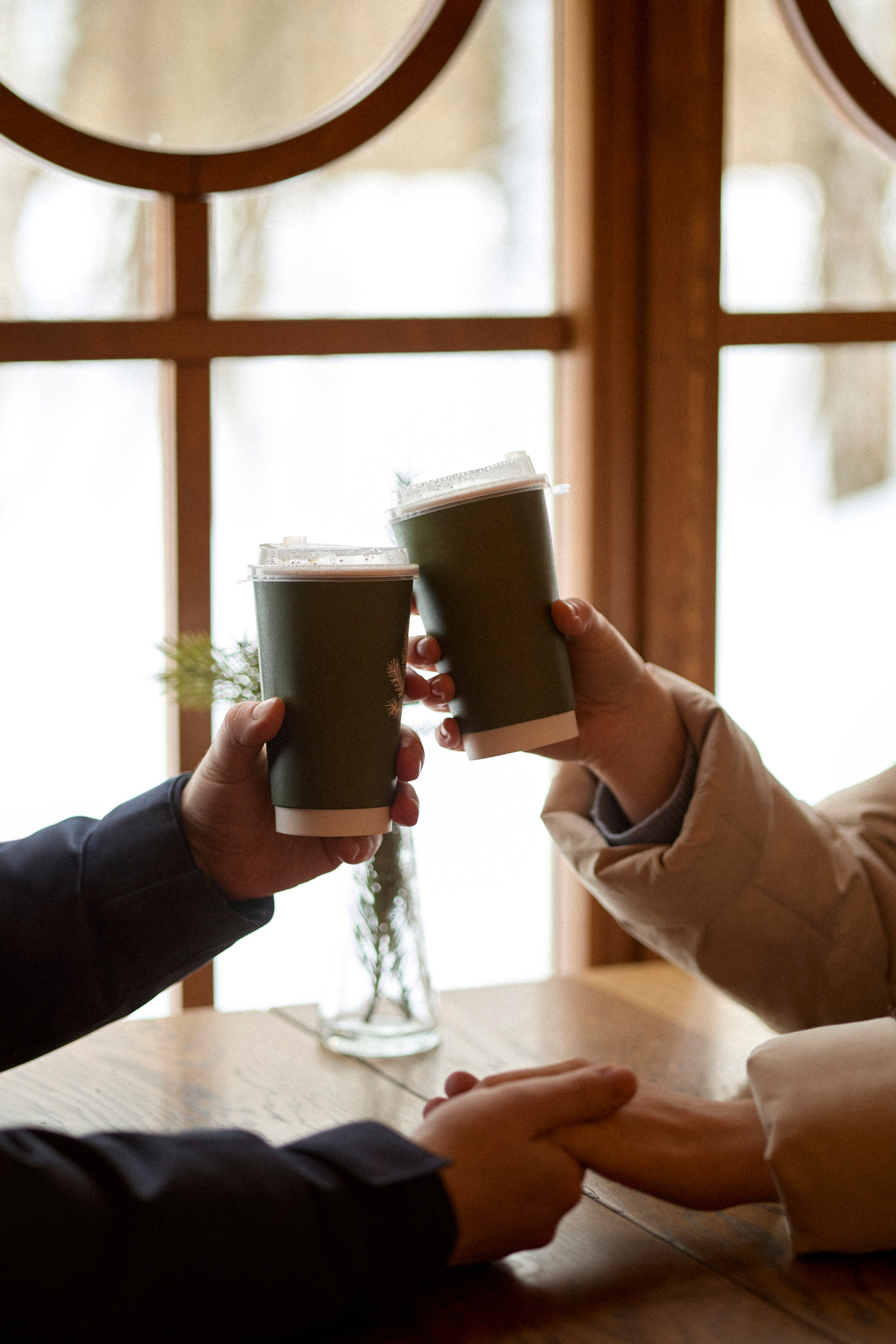 Лавстори в зимнем лесу. Сестры Карабаза. Фотографы и ретушеры в Москве и Санкт-Петербурге