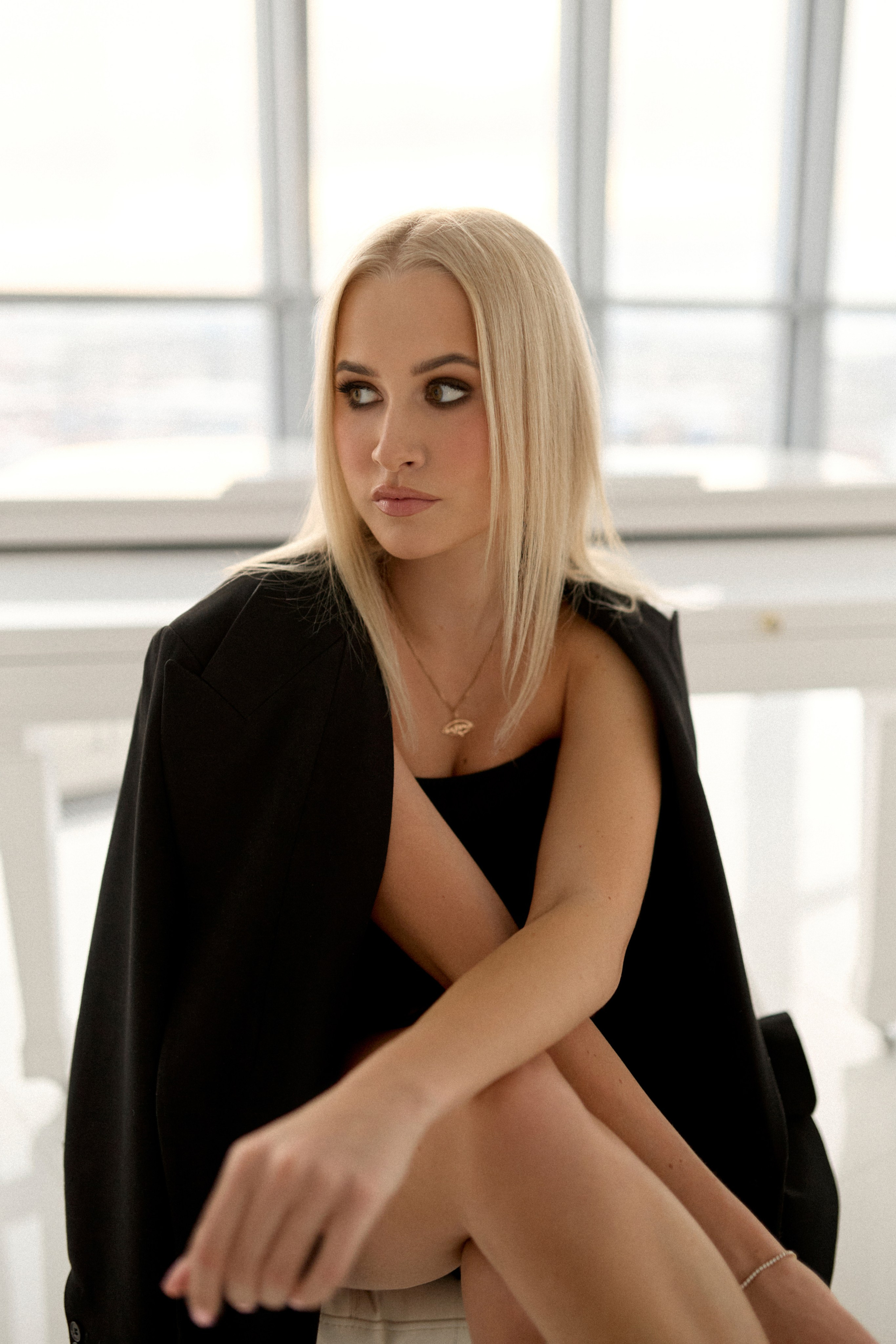 Профессиональная фотосессия в студии с красивым видом на город. Сестры Карабаза. Фотографы и ретушеры в Москве и Санкт-Петербурге