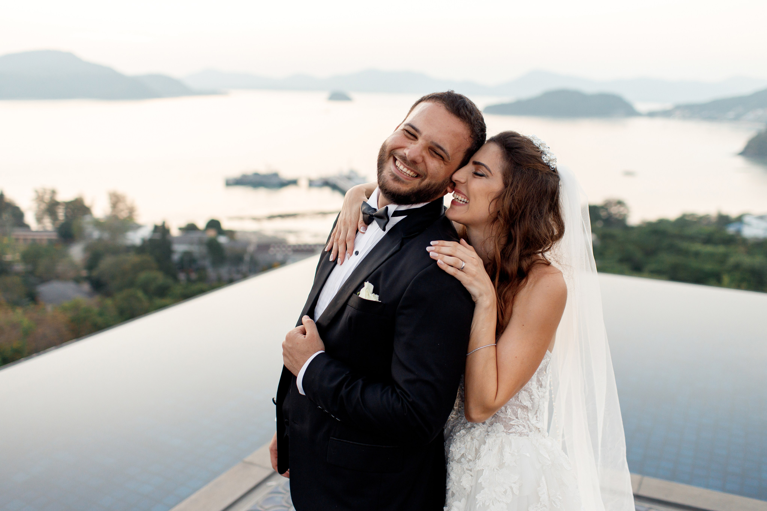молодожены на террасе с видом на море