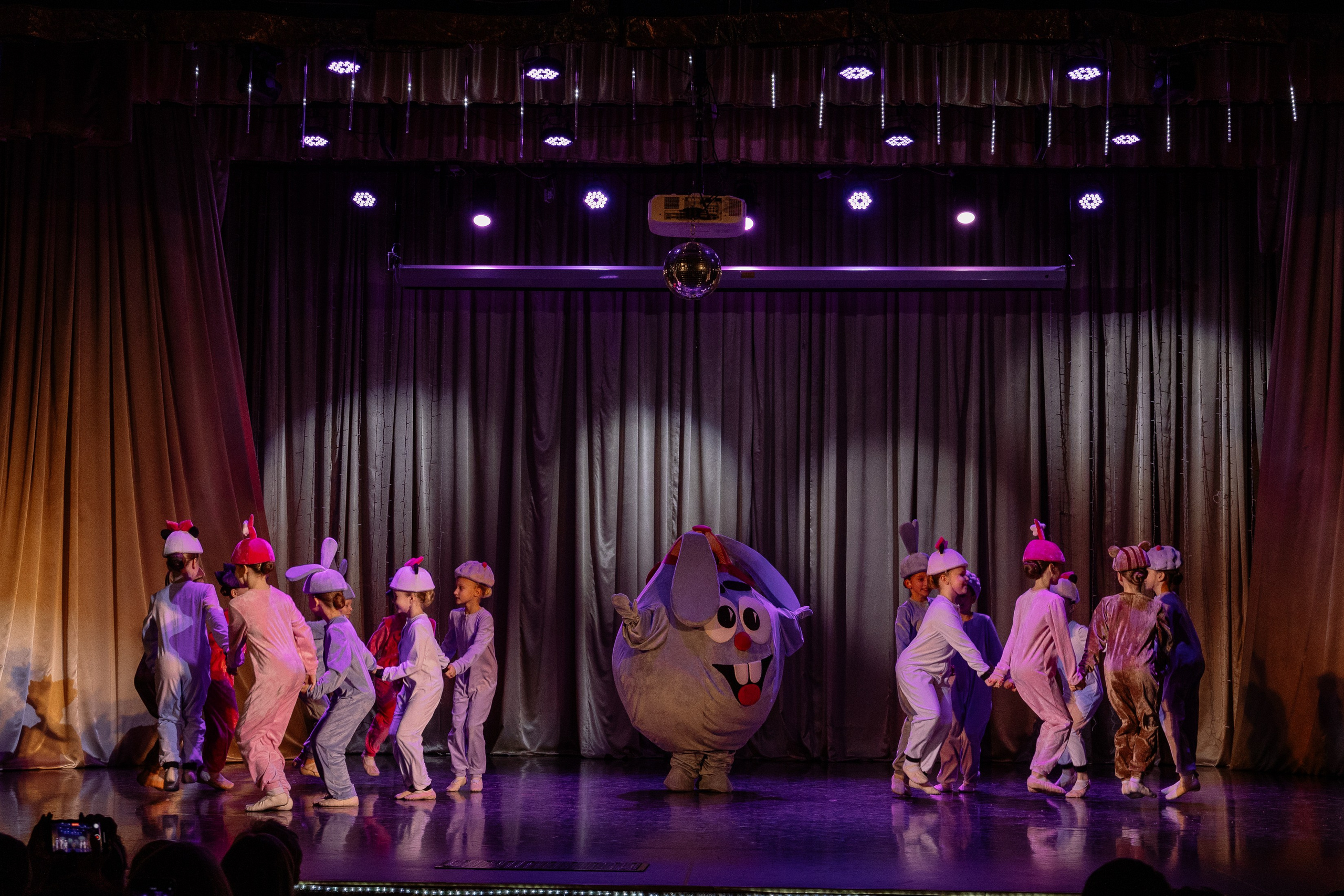 Сибирские узоры ДК Ефремова. Фотограф Юлия Мальцева