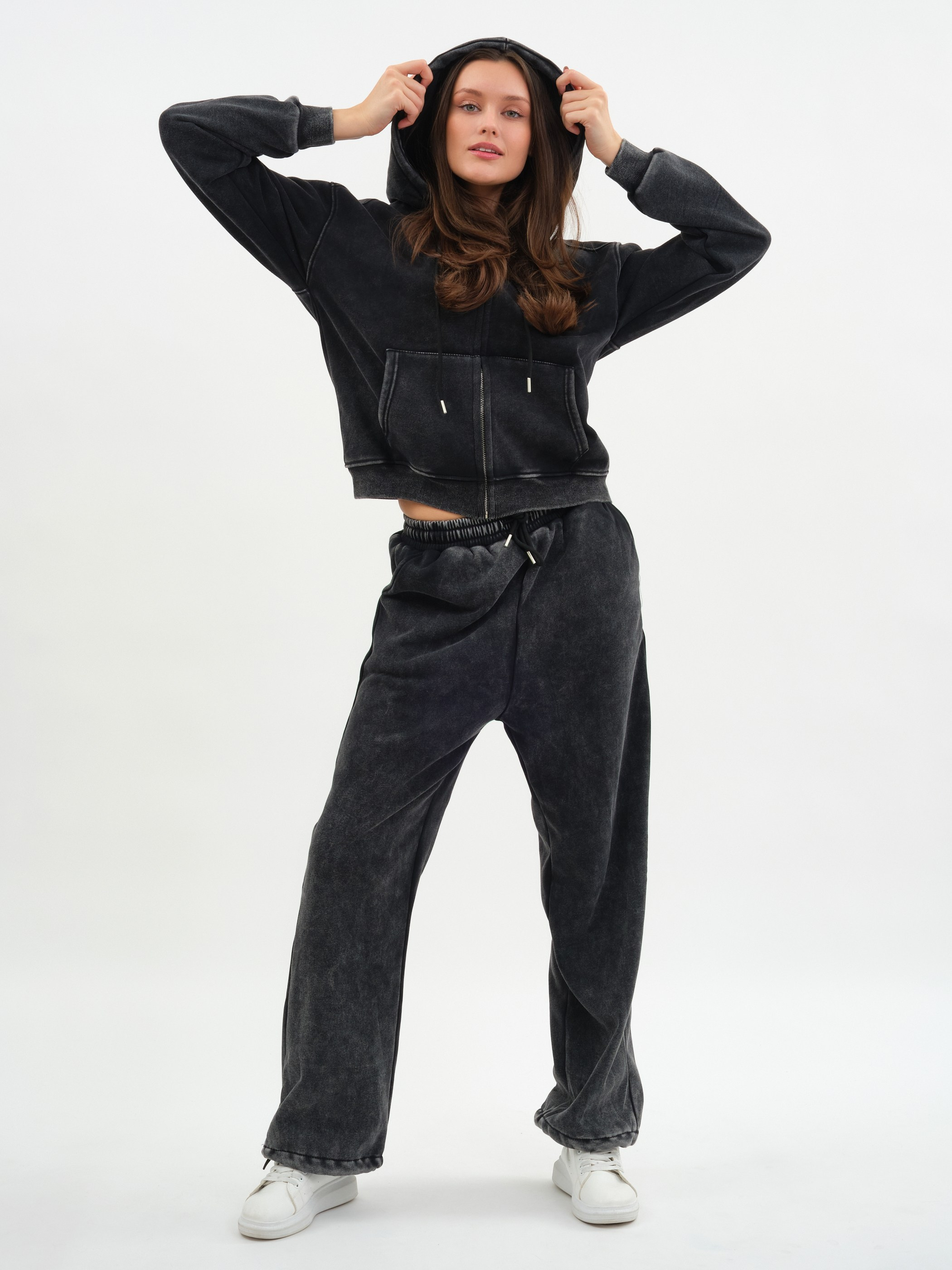 Женщина в темном худи