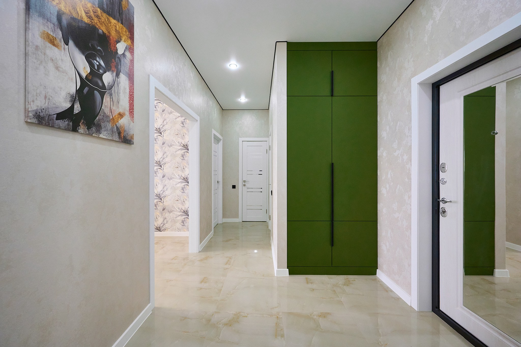 коридор светлых тонов белые двери входная дверь с зеркалом бело зеленый шкаф