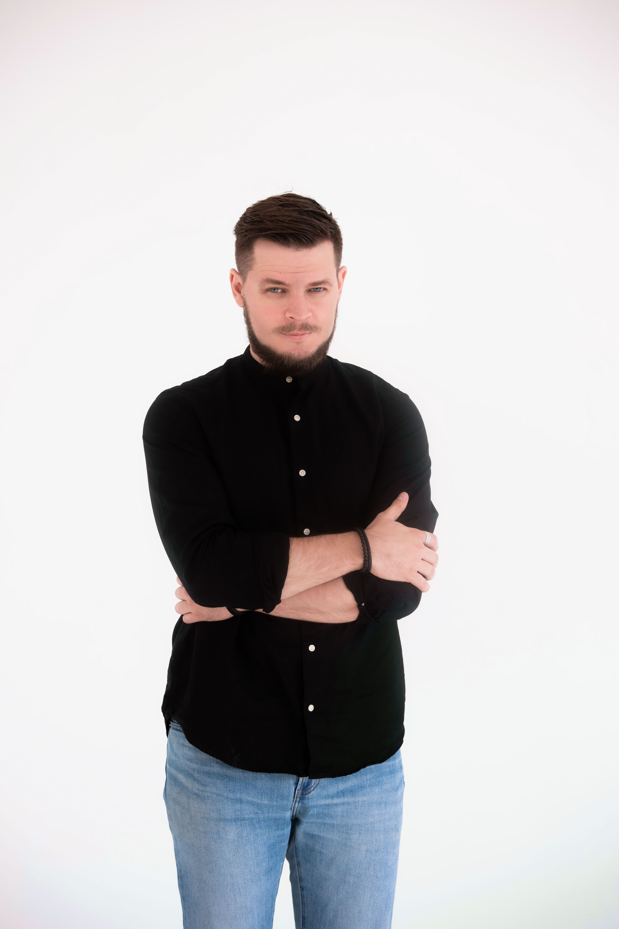 портрет мужчины в черной рубашке 