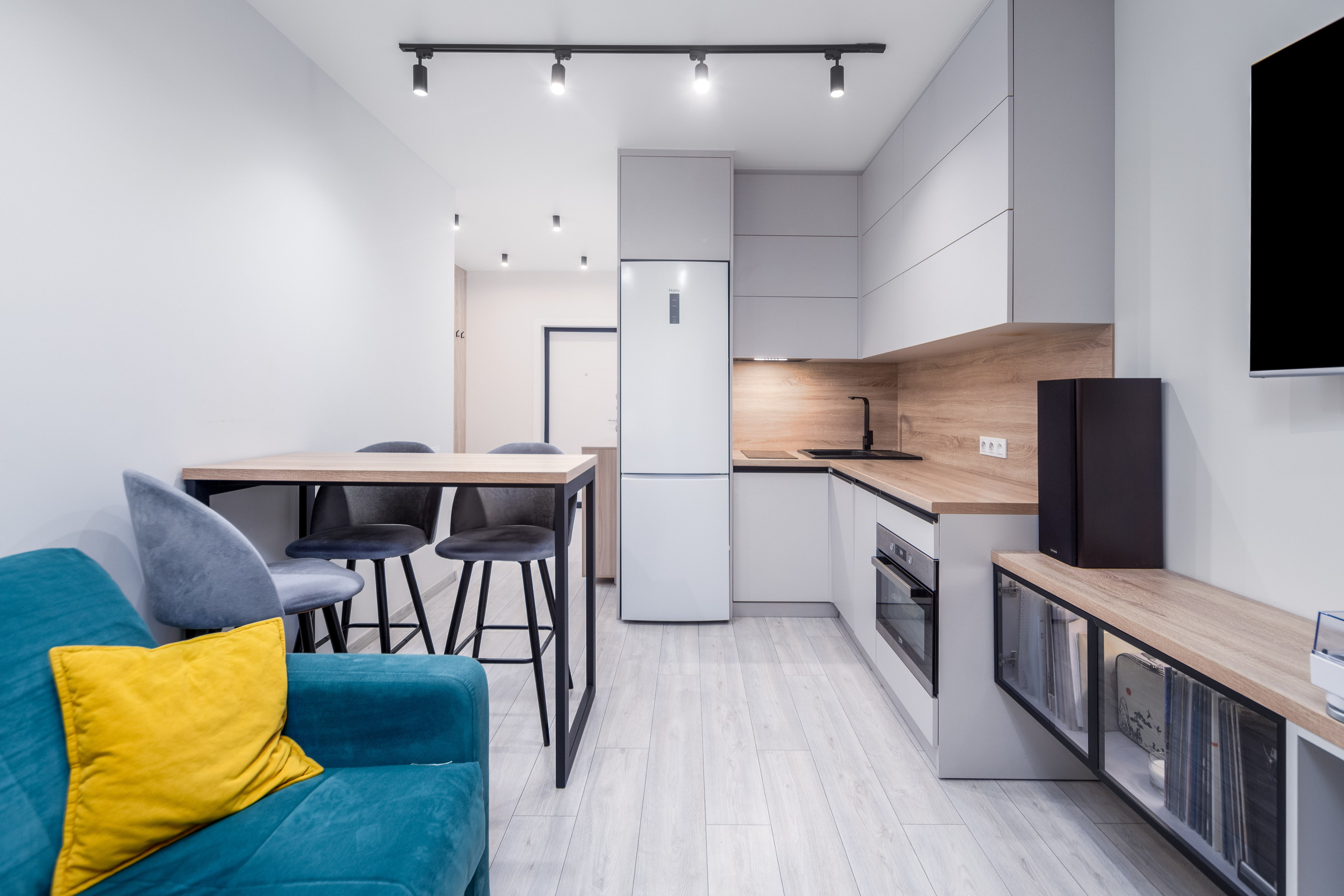 Интерьер кухни-гостиной в двухкомнатной квартире в Минске