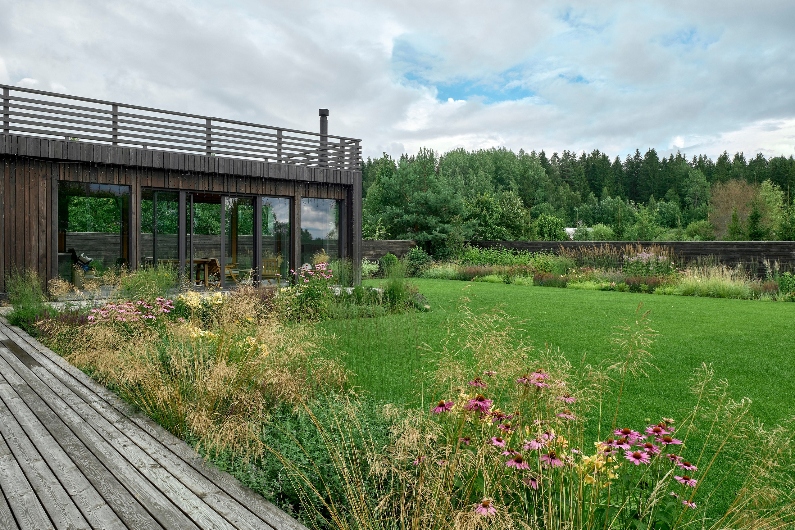 Ландшафтный и интерьерный фотограф Наталья Соловьева. Фотосъемка частного сада под Гатчиной для Таисьи Игошиной | interioto