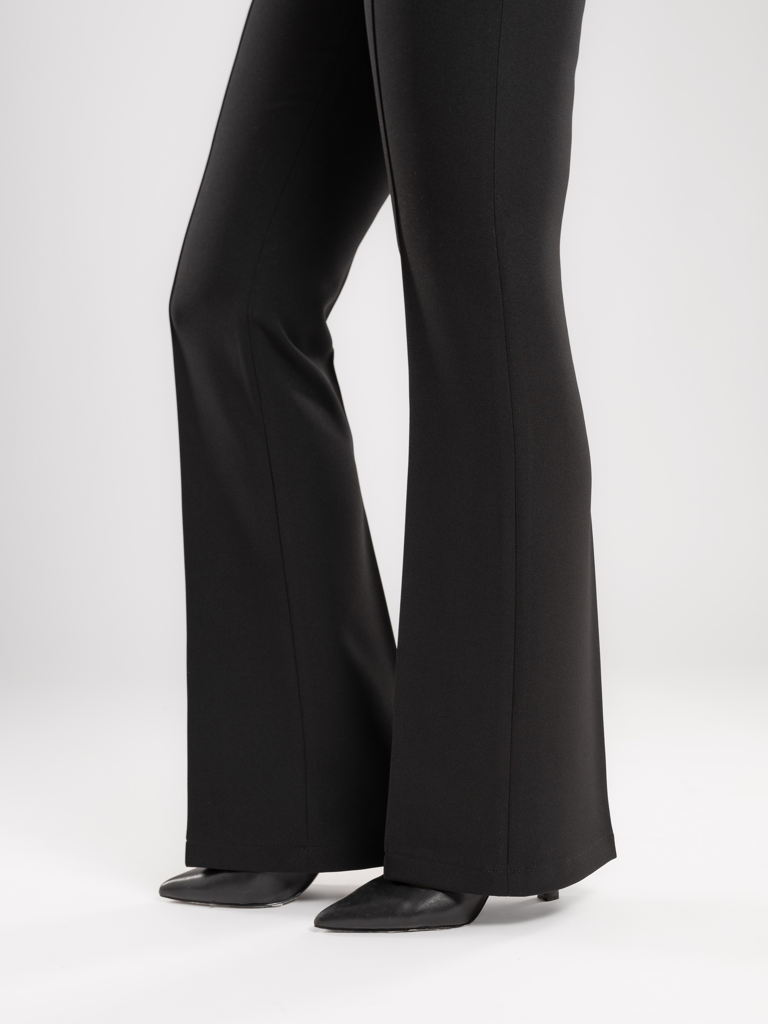 Классические брюки+серый фон. Предметный фотограф, фото для маркетплейсов Пятигорск, КМВ