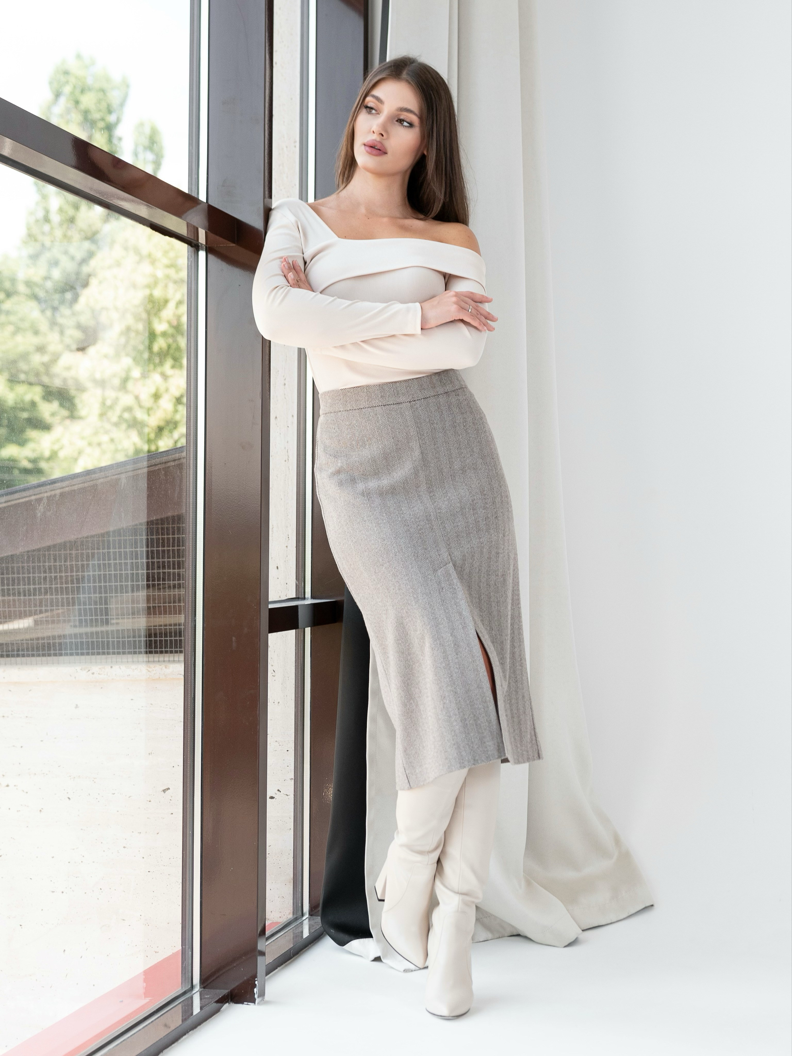 Юбки классика серый фон+интерьер. Предметный фотограф, фото для маркетплейсов Пятигорск, КМВ