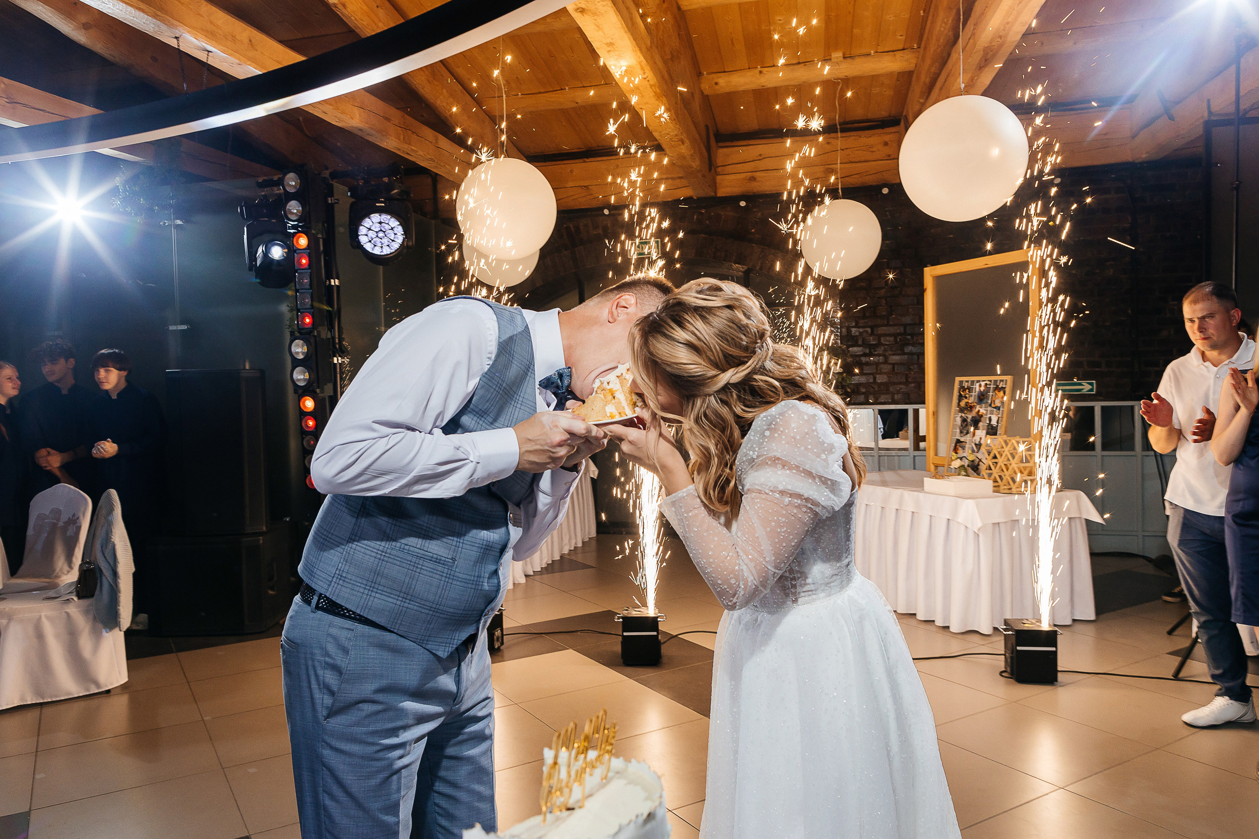 Трогательная выездная церемония в уютном дворике отеля. Олег Сверчков | Свадебный фотограф Вологда