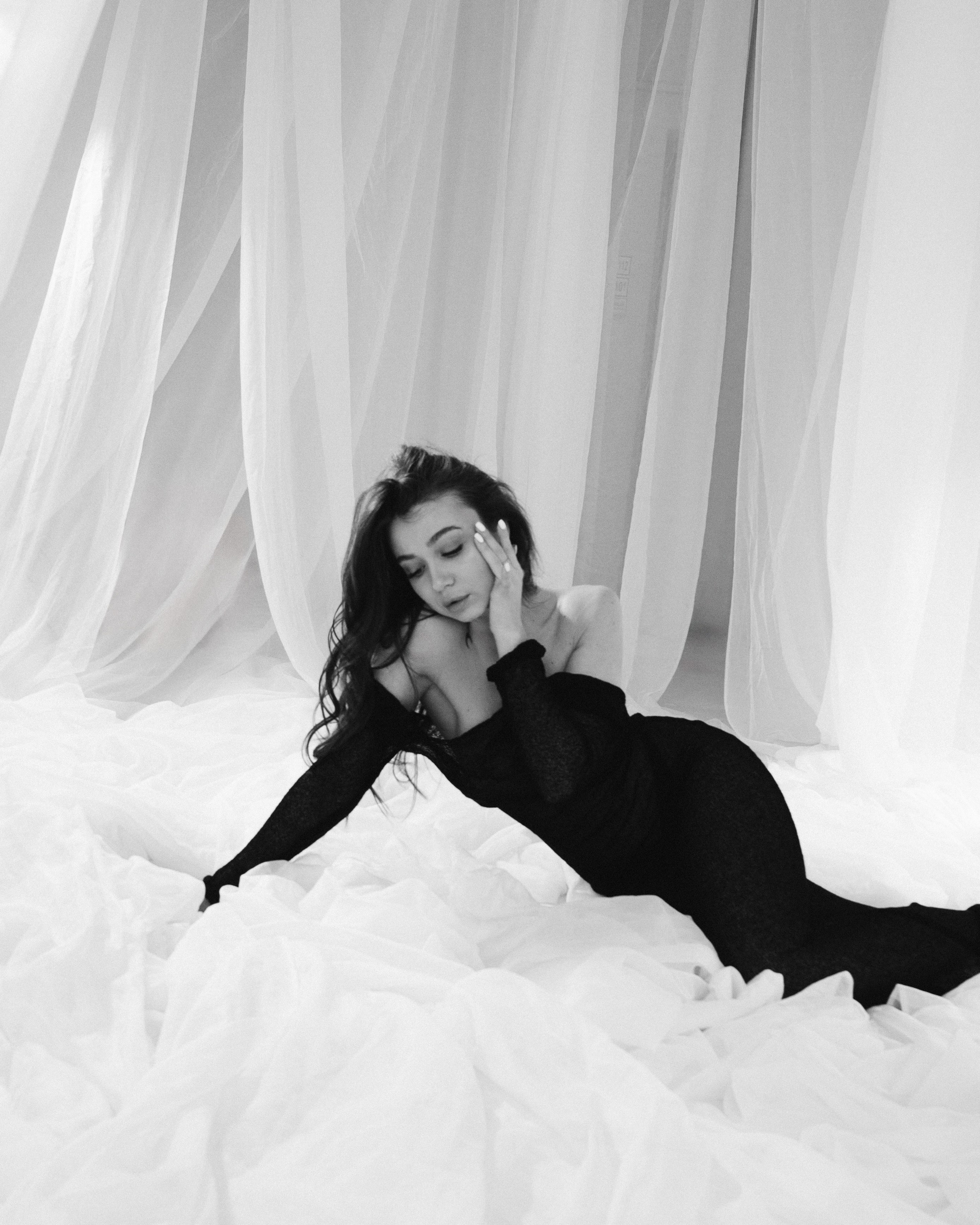 Женский портрет в студии, мягкий свет, естественный макияж, глубокий взгляд, локация с тканями, воздушная светлая локация, фотосессия Новосибирск, женская фотосессия в Новосибирске, женский фотограф, фотосессия в студии, красивая девушка