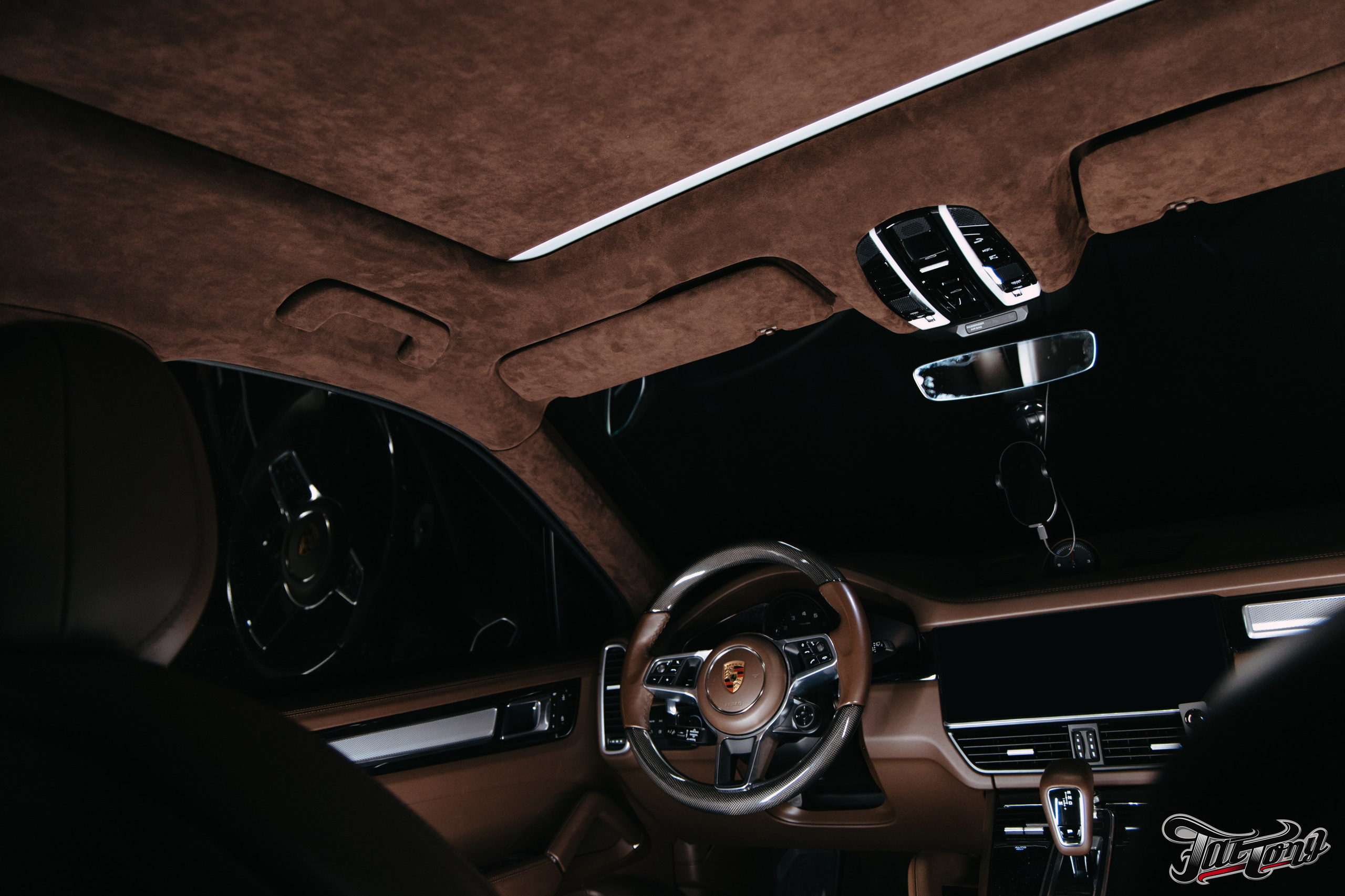 Porsche Сayenne пошив потолка в коричневую алькантару. DeLorein