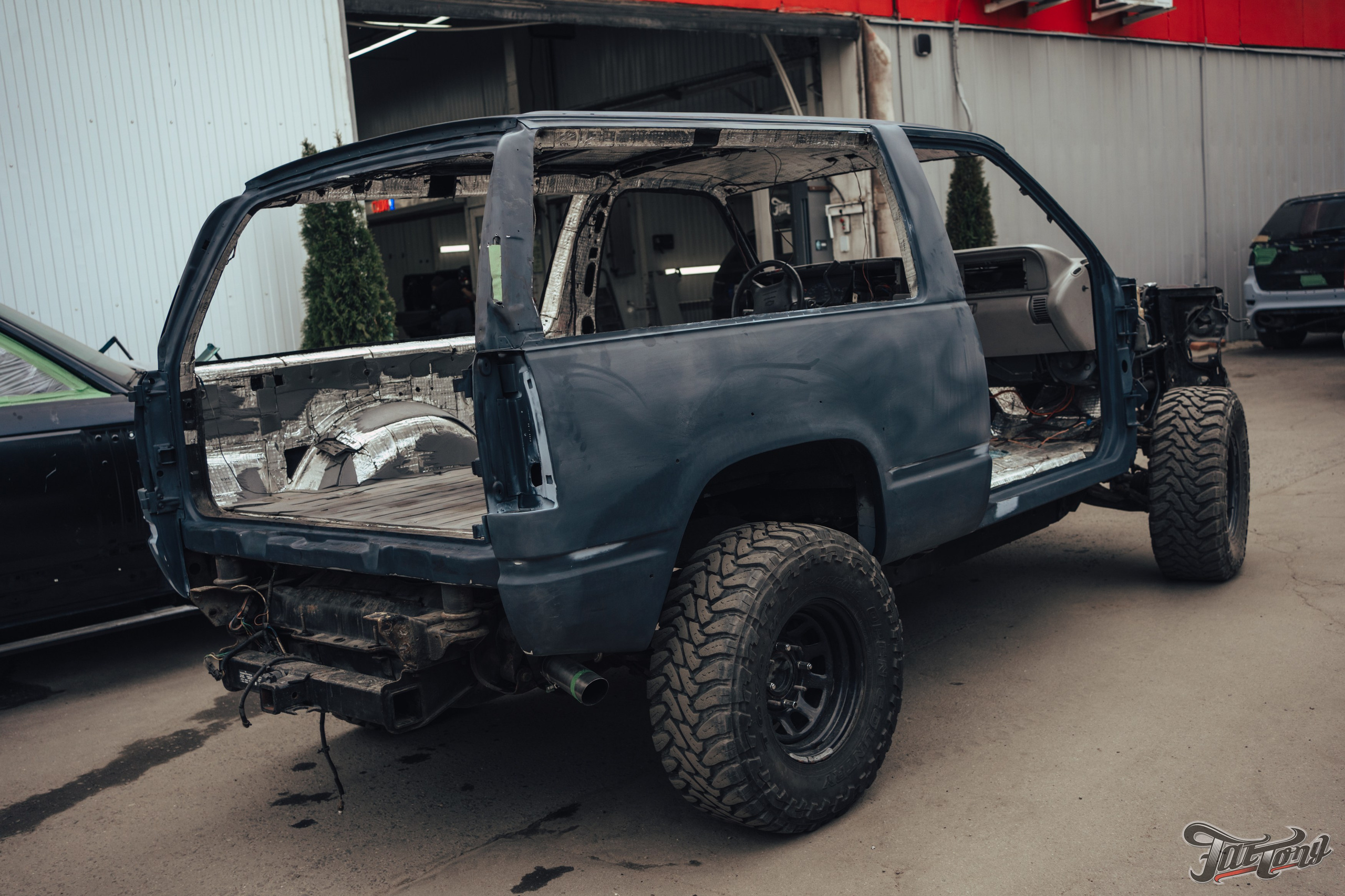 Chevrolet Tahoe I ремонт по кузову и окрас, пошив салона. DeLorein