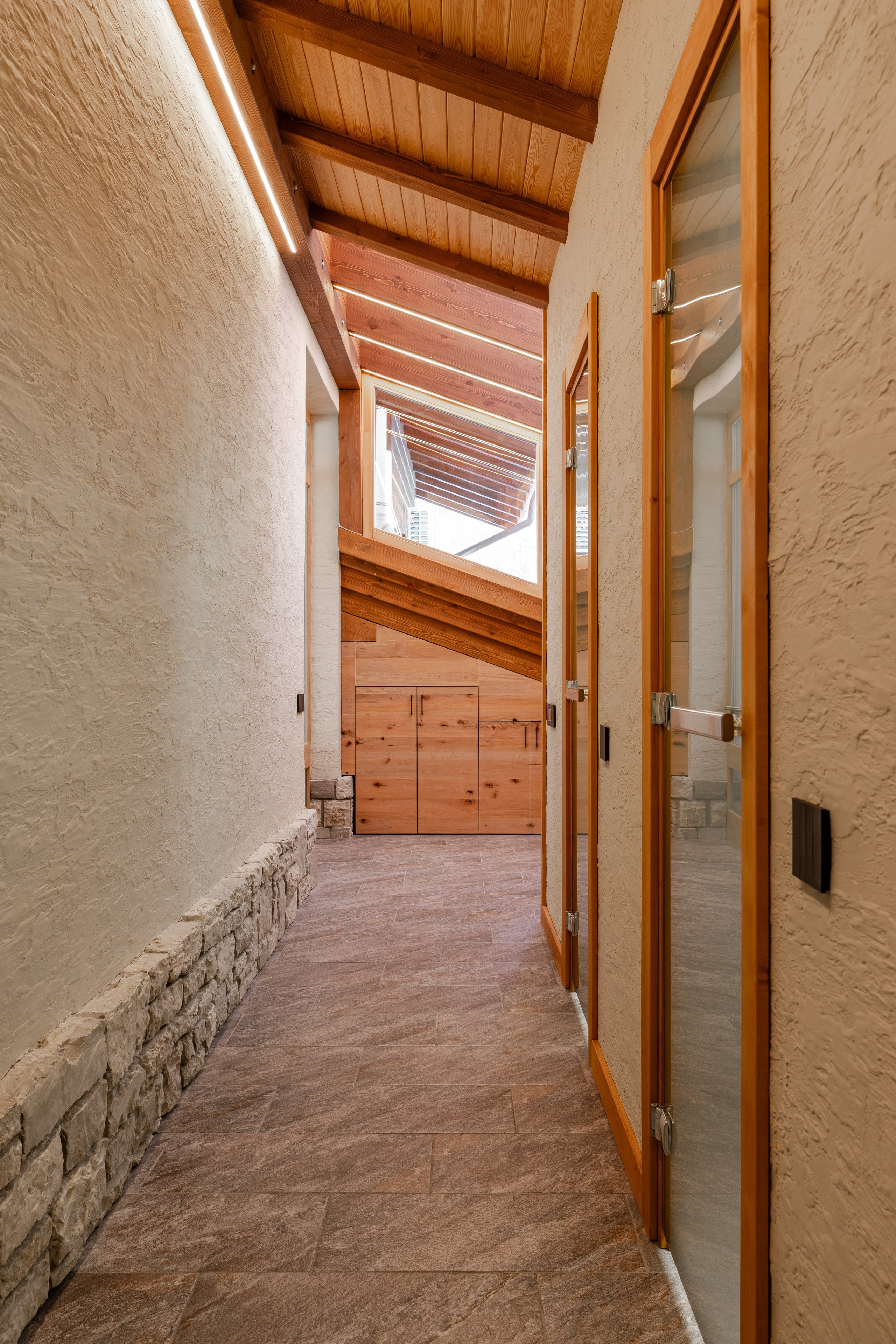 Интерьерная фотосъёмка загородного дома площадью 300 кв м в п. Эстосадок. Интерьерный фотограф Москва