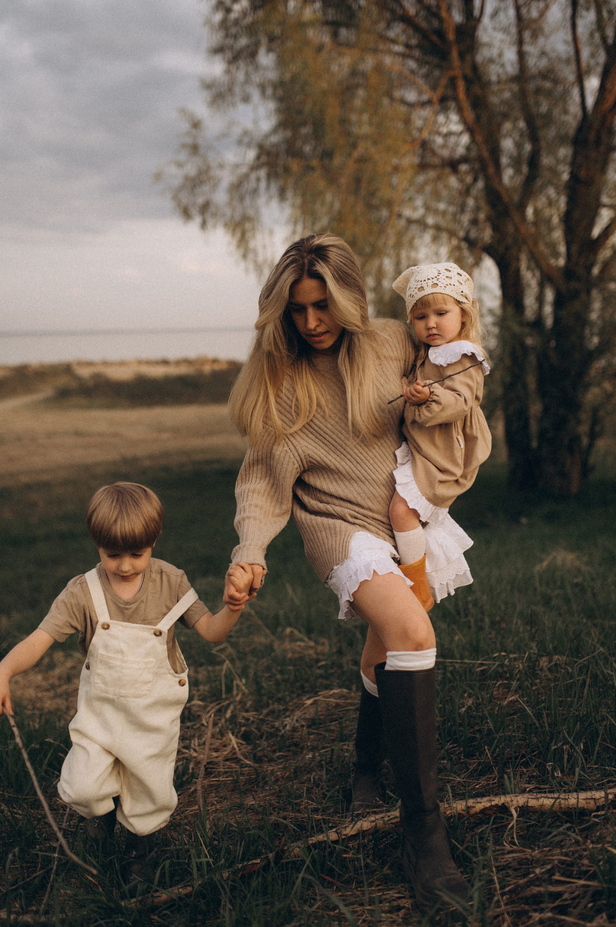 ЗАКАТ, КОМАРЫ И НЕПРОМОКАЕМЫЕ САПОГИ. Семейный фотограф в Новосибирске Женя Индрикова