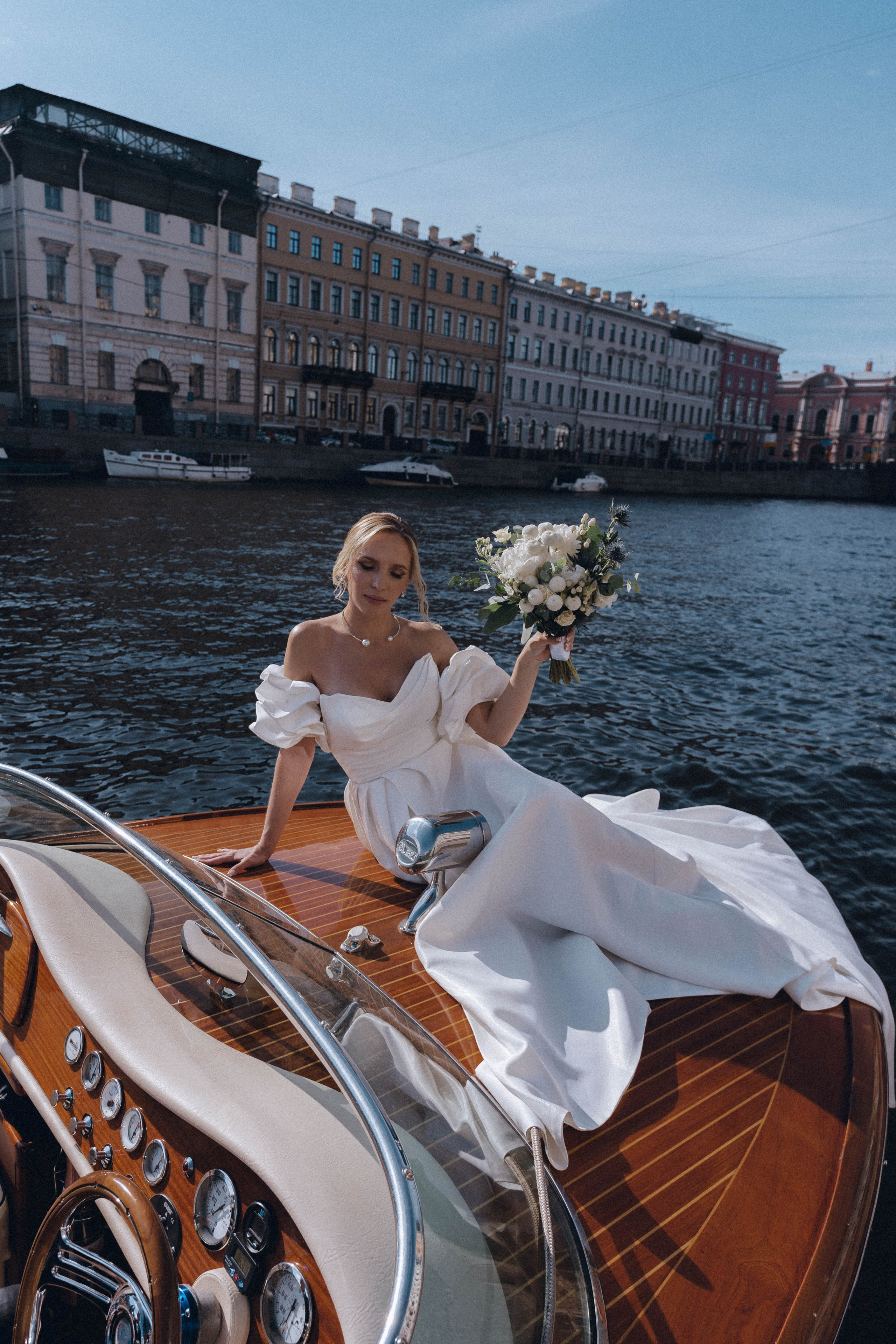 СВАДЕНБНАЯ СЬЕМКА НА КАТЕРЕ ПО КАНАЛАМ САНКТ-ПЕТЕРБУРГА И В АКВАТОРИИ НЕВЫ. Профессиональный фотограф, Санкт-Петербург — Виктория Богомолова