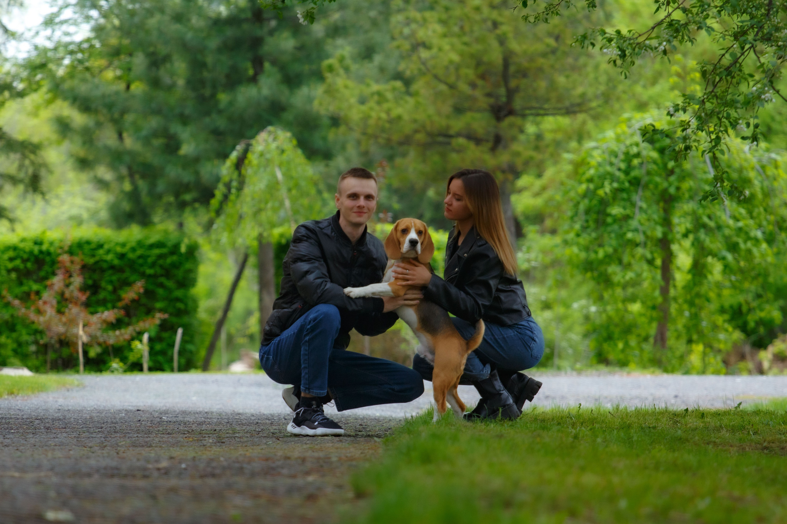 Бигль Старк и его хозяева Яна и Евгений. Фотограф Екатерина Козловская