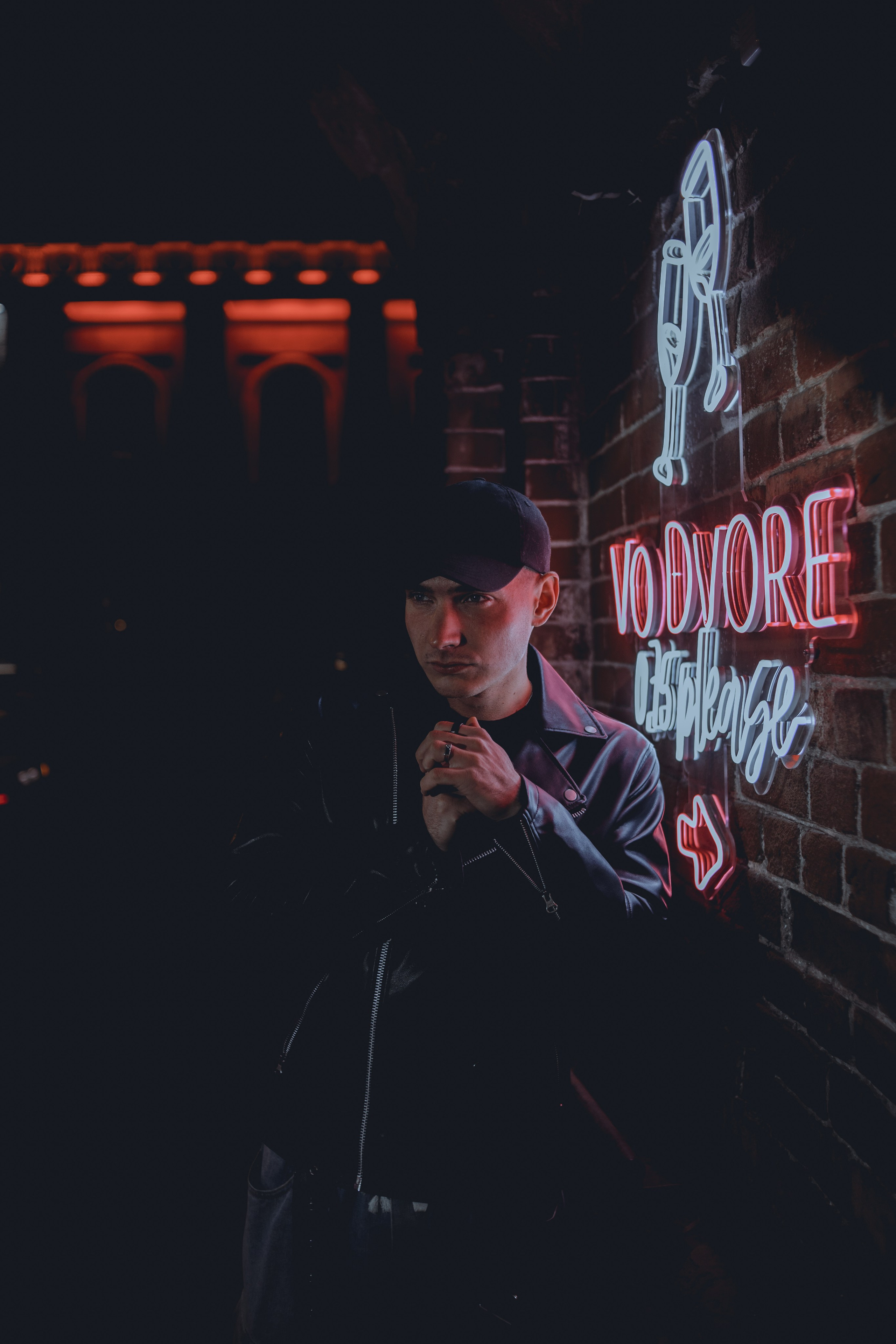 Евгений. Ночь и неон. Фотограф Регина Крикунова г. Красноярск