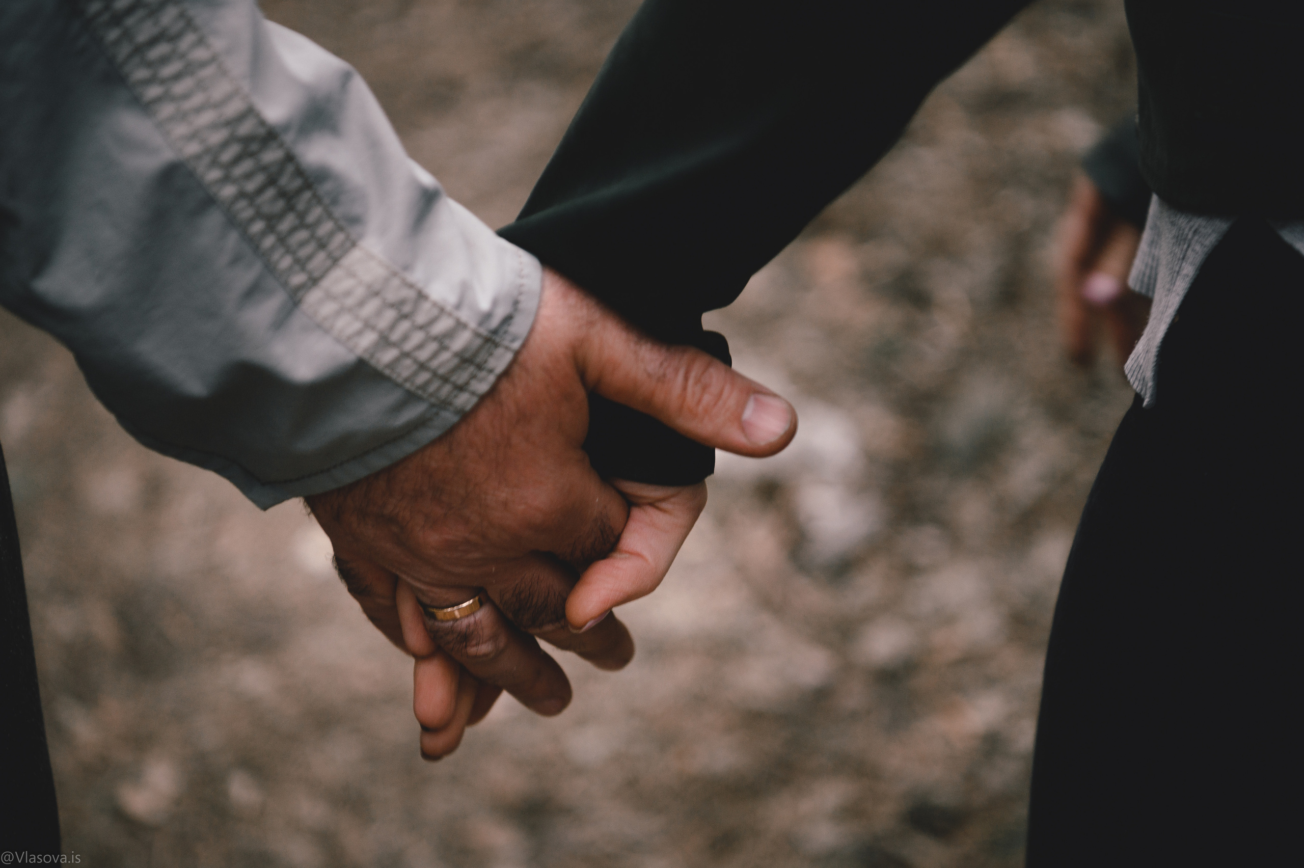 lovestory в лесу лавстори рука об руку