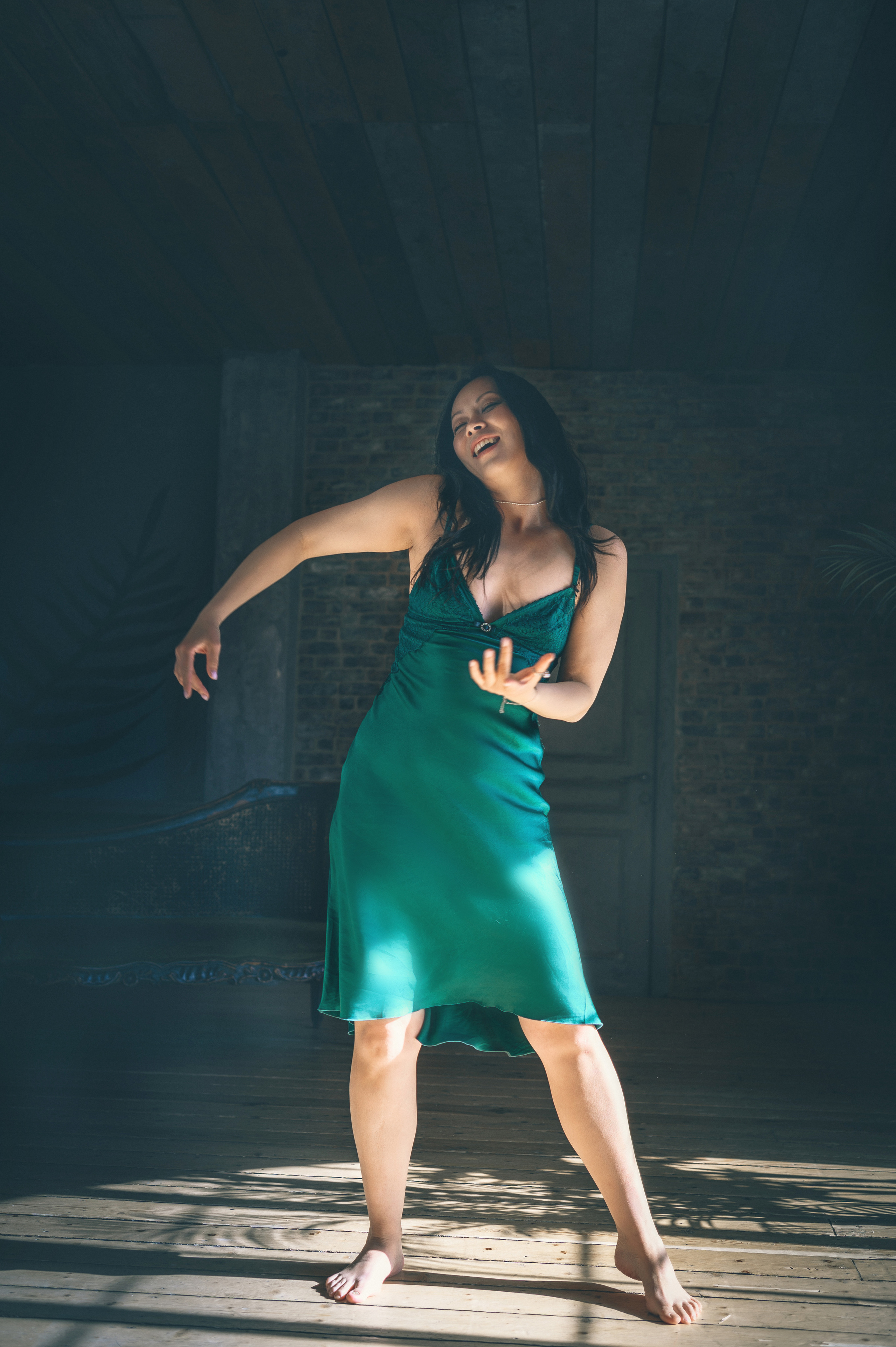 танующая в кадре