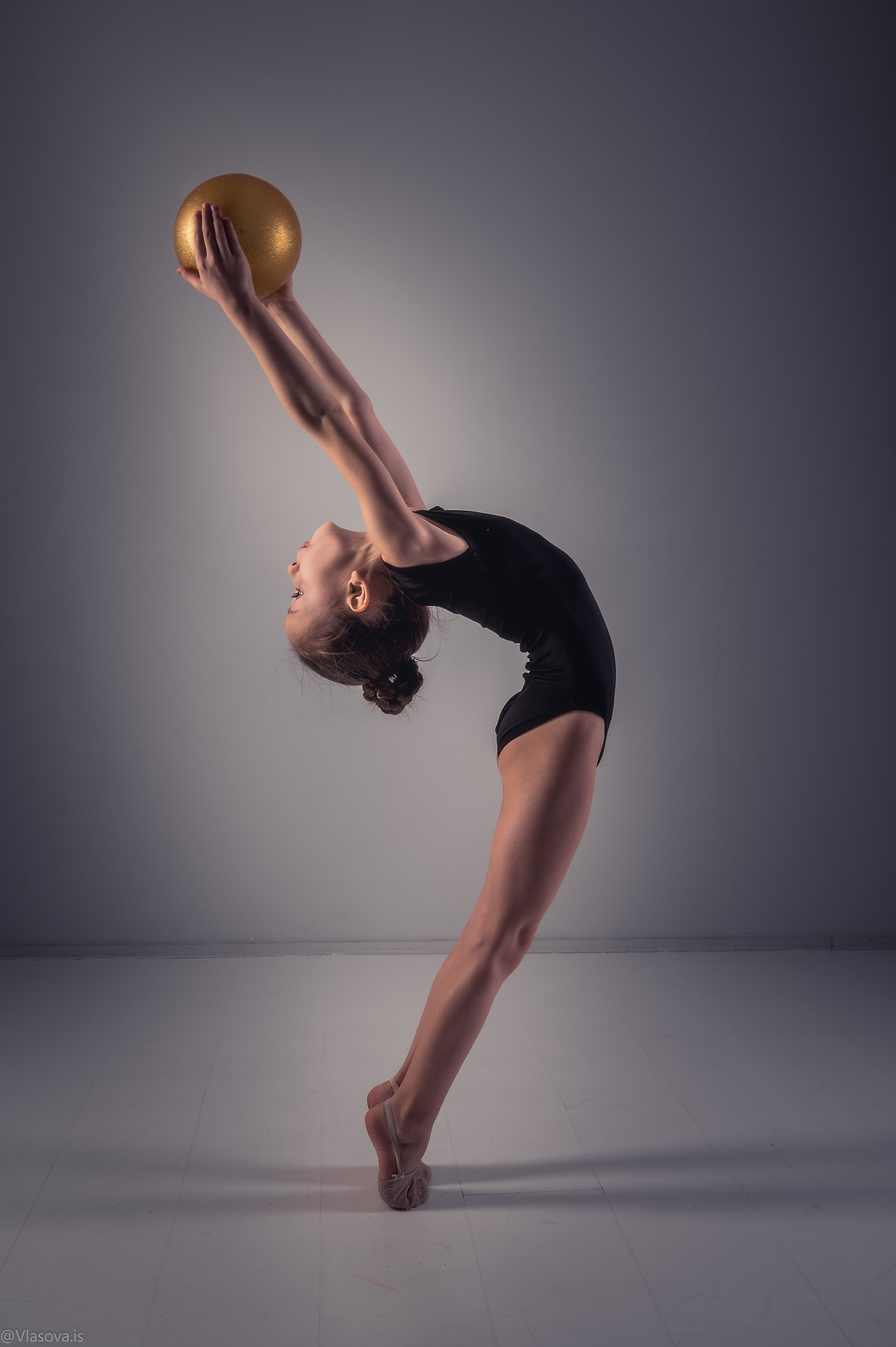 маленькая гимнастка с мячом фотоссессия нск