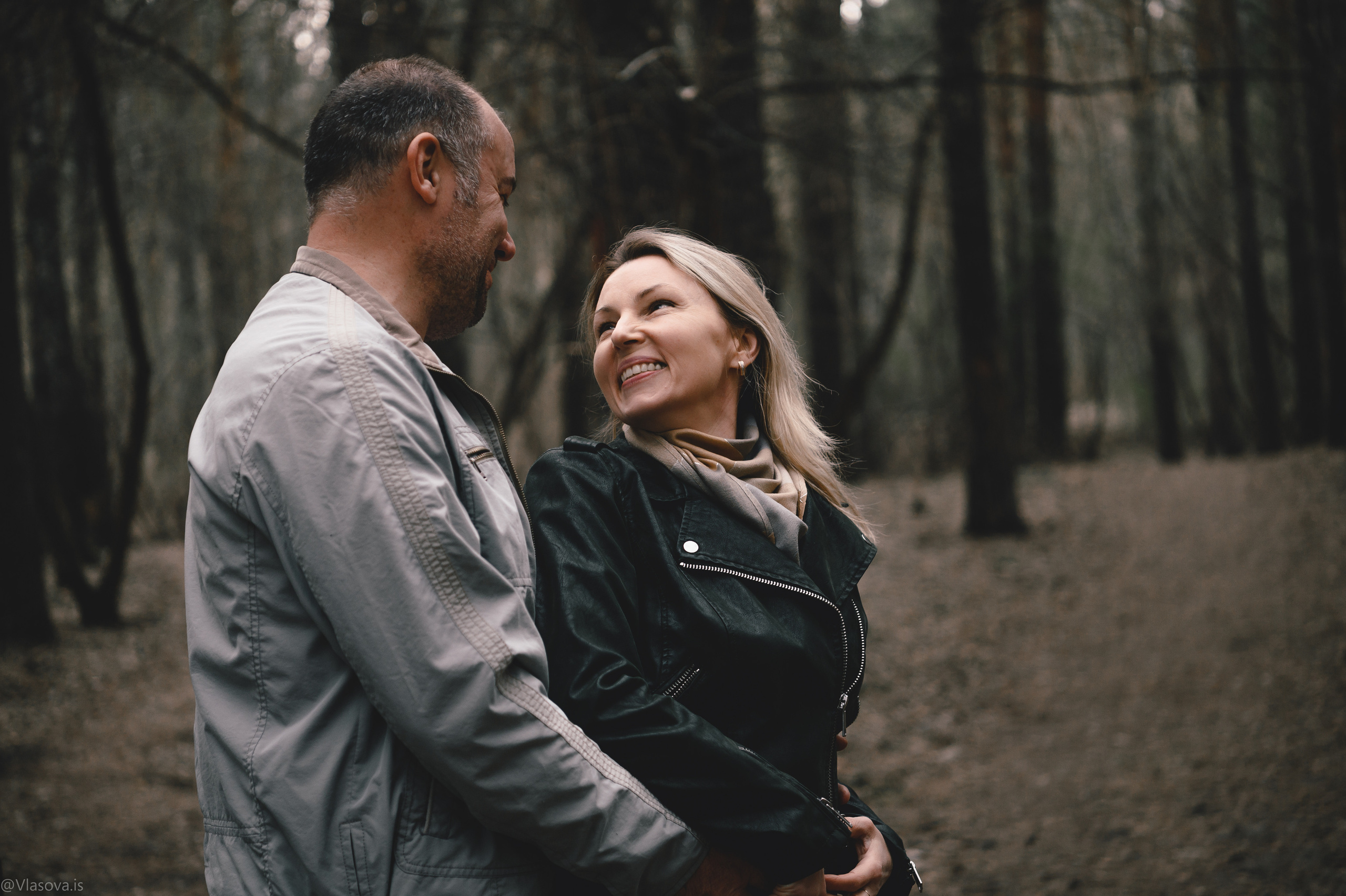 lovestory смотрю на мужчину