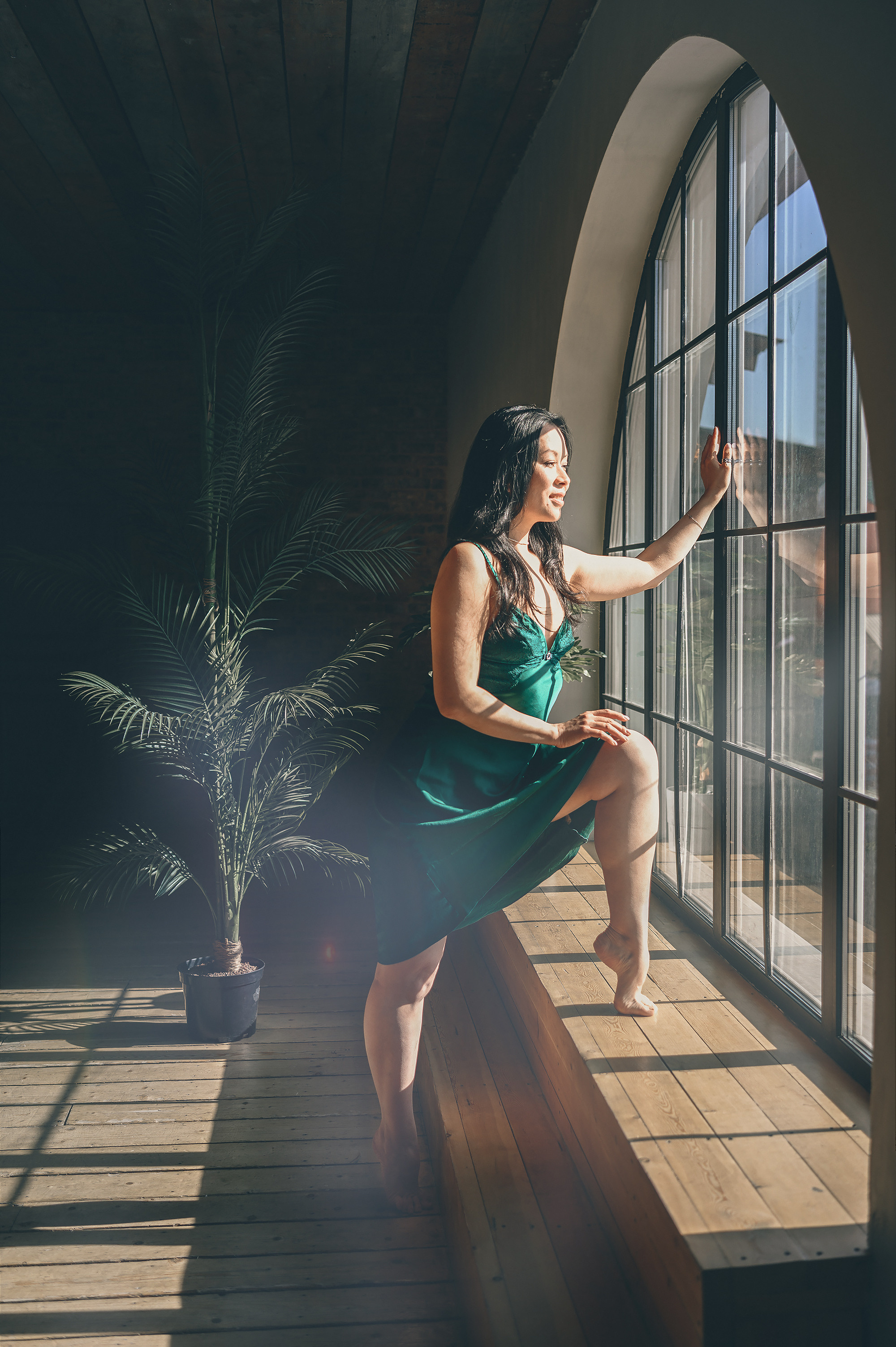 девушка у окна