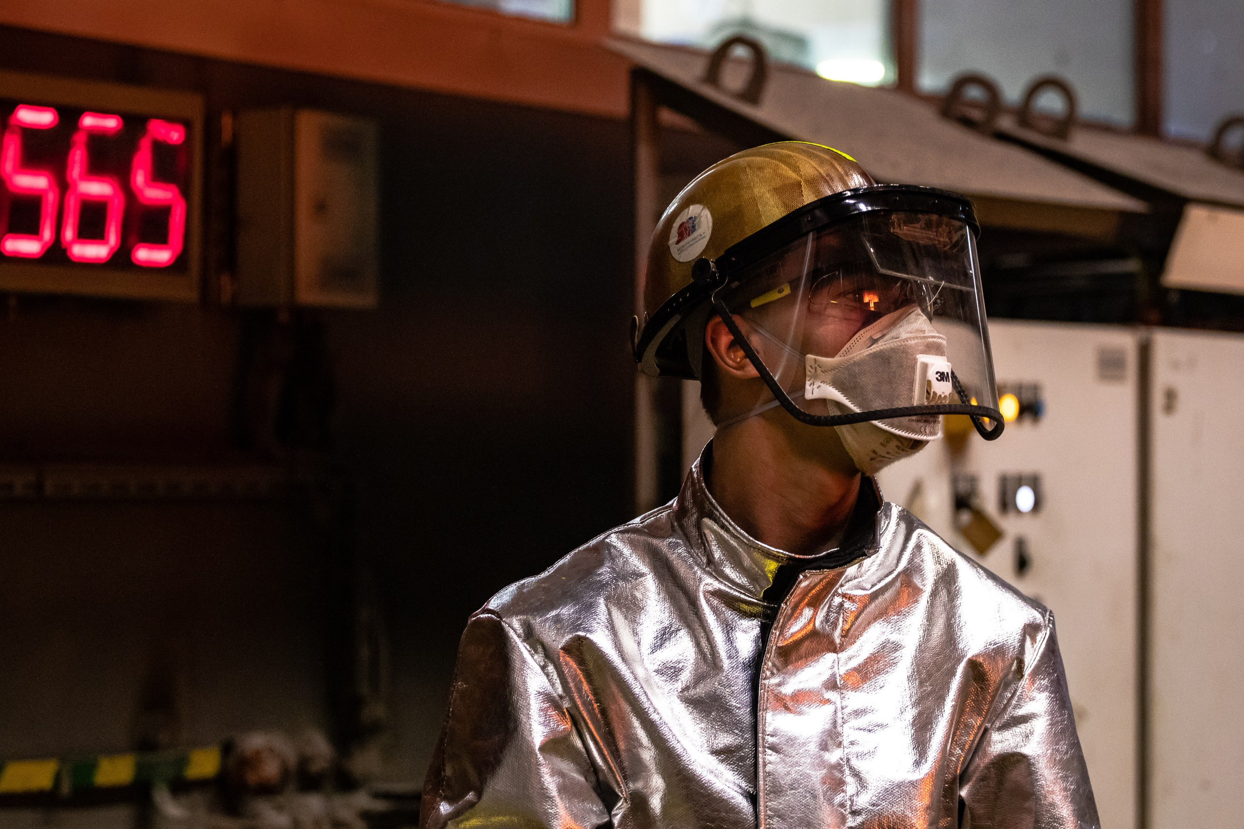 Работник завода в спецодежде