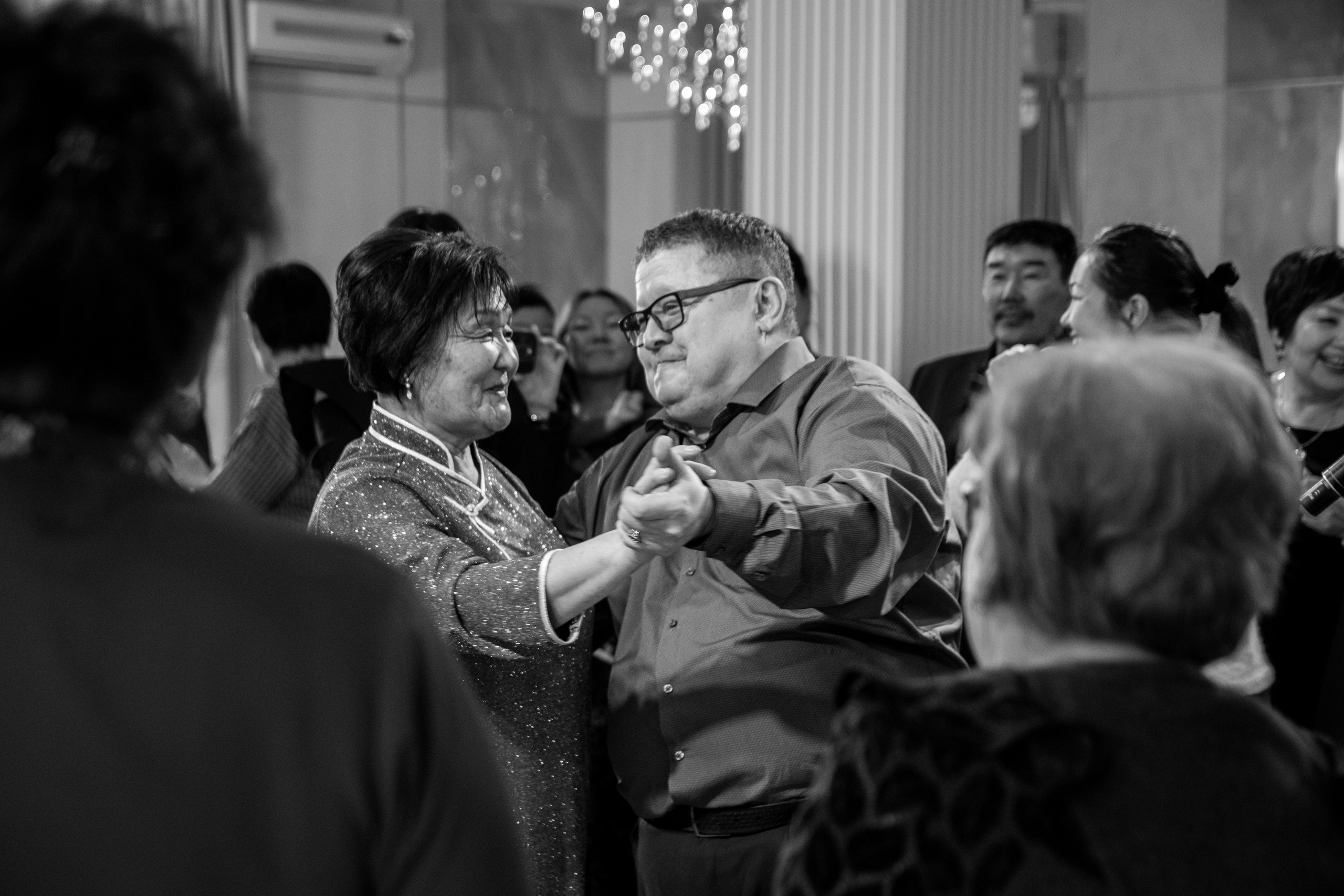 День рождения Любови в ресторане «Бурятия» — фотоотчёт праздника. Репортажный фотограф на дни рождения и юбилеи в Улан-Удэ — Алексей Раднаев