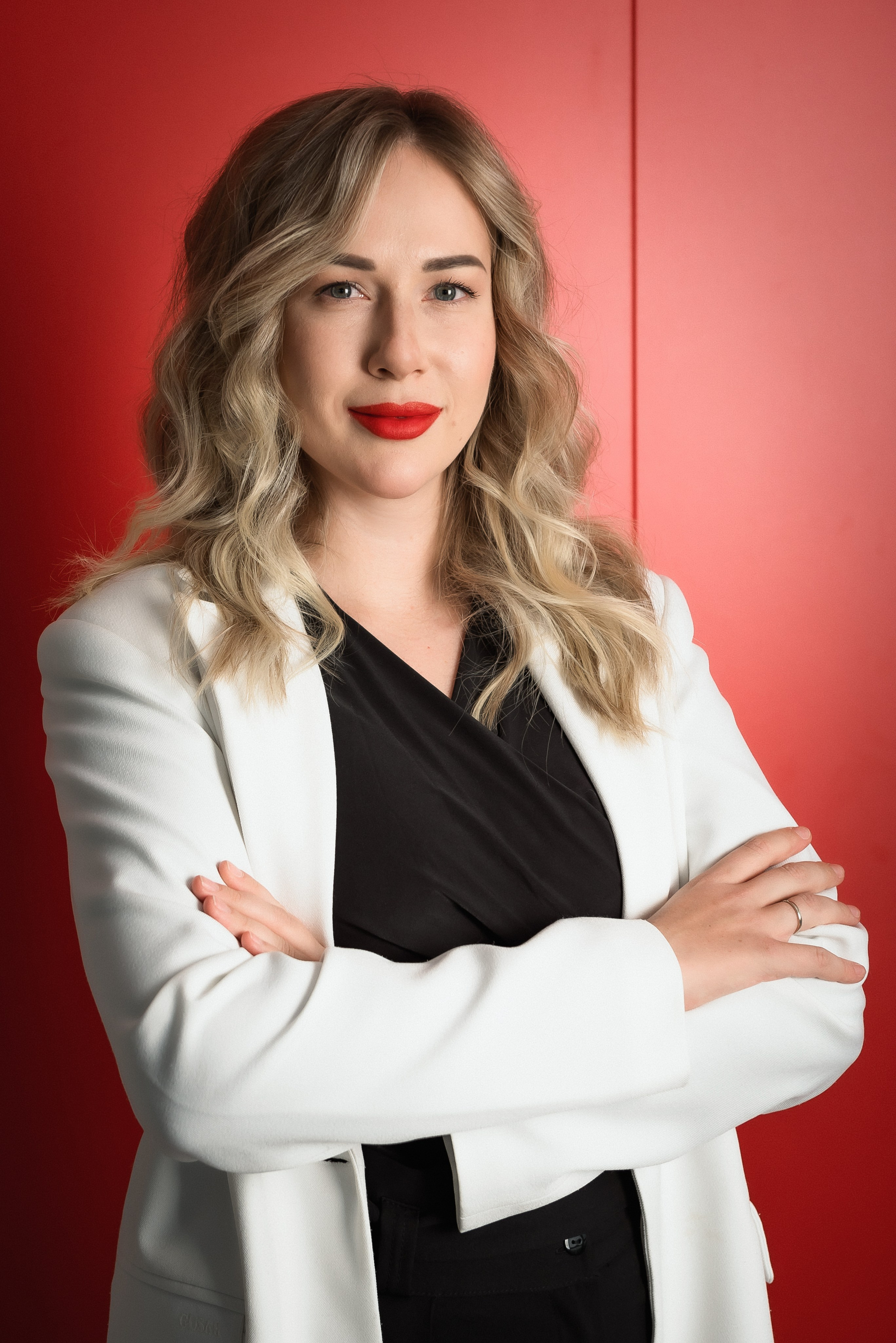 Портрет на красном фоне. КОНТЕНТ | БРЕНД фотограф Санкт-Петербург — Жанна Олтаржевская