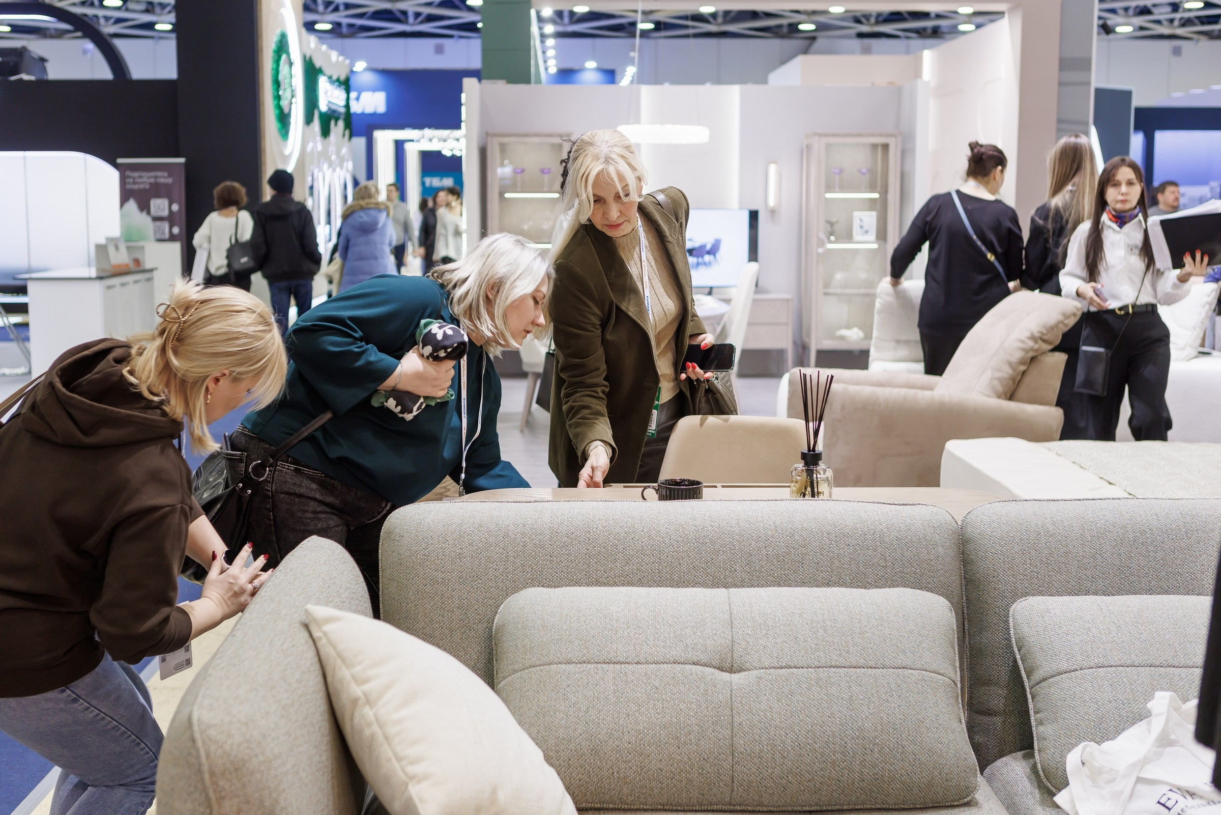 Работа большого стенда мебельной фабрики Evanty. Фотограф на выставку в Москве