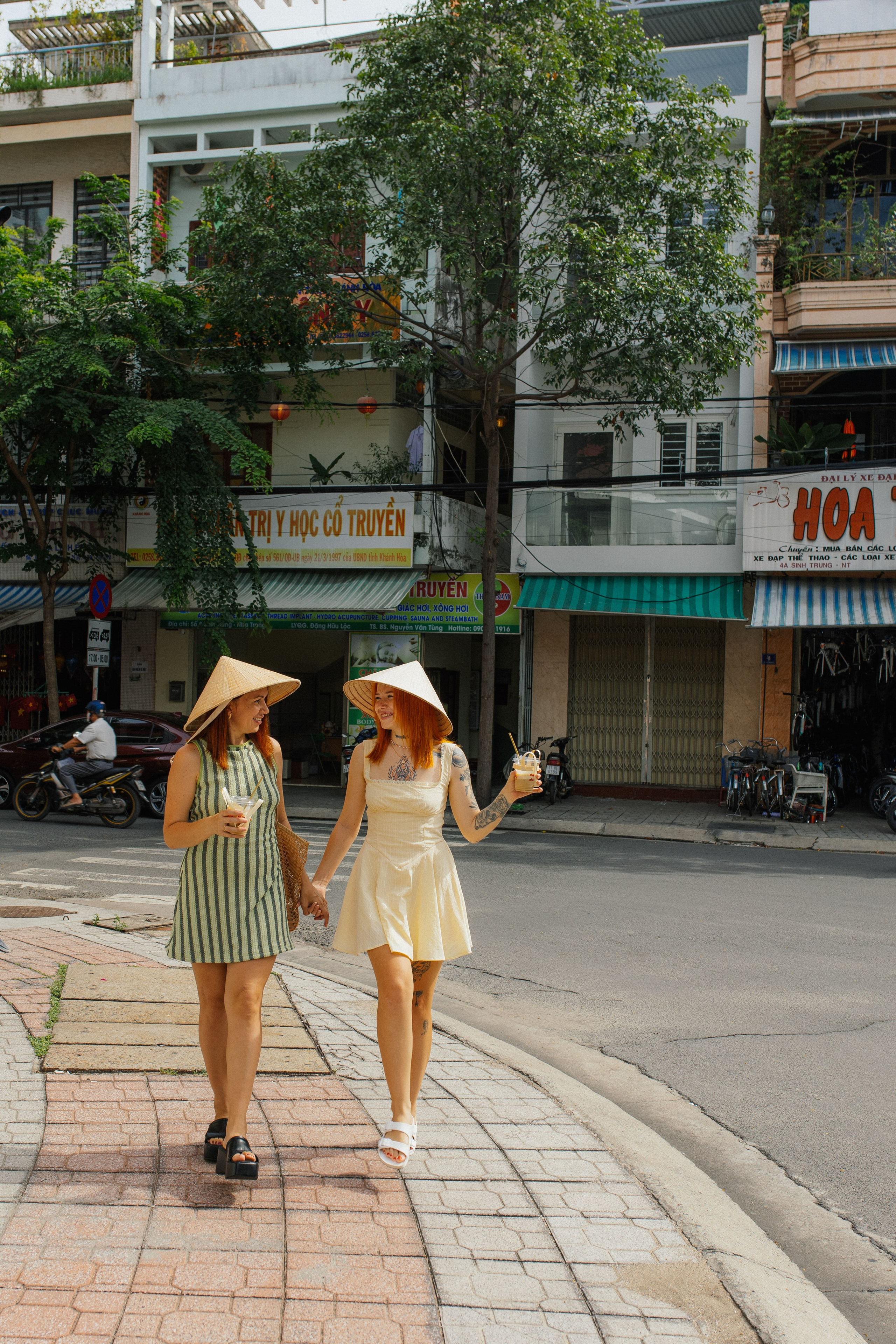 Елена и Полина на улицах Нячанга. Главная