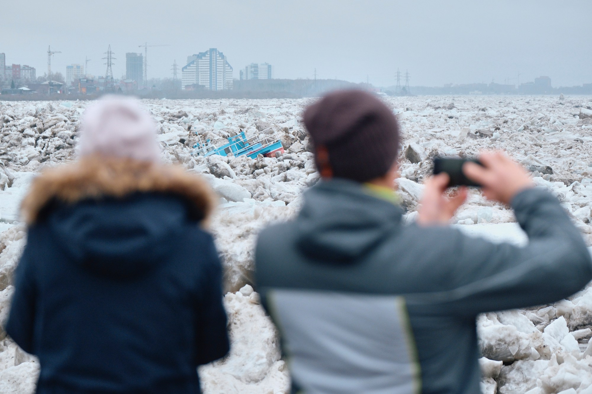 Корабль, застрявший во льдах на реке Томь перед ледоходом. 14 апреля, 2024. Никита Гольцов / РИА Томск.