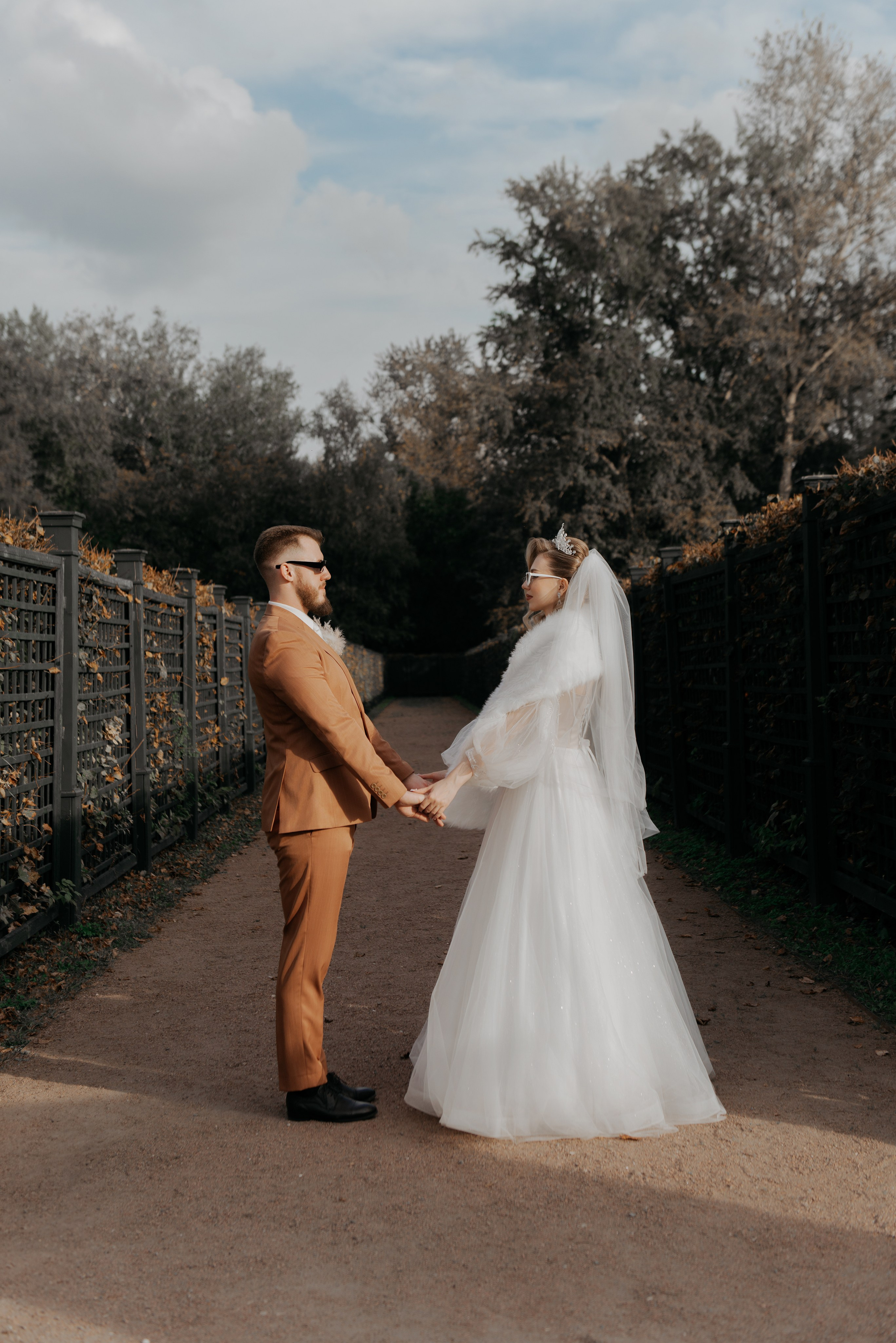 жених с невестой держатся за руки