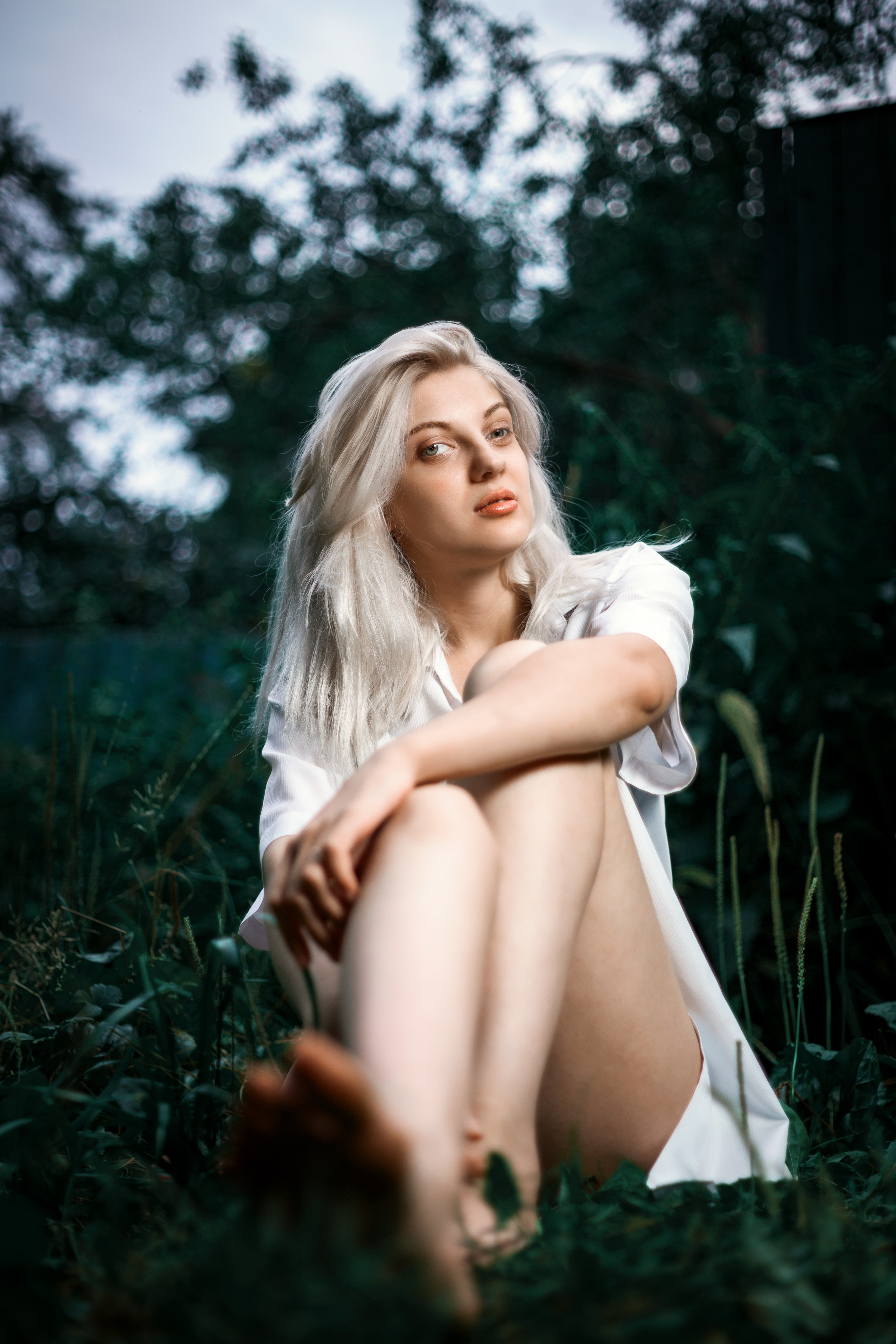 Откройте для себя магию "Белоснежной гармонии" в этом фотоальбоме, где девушка с белоснежными волосами предстаёт в утончённых образах на природе. Наслаждайтесь кадрами, где она лежит на дереве у озера и на траве, с элегантной рубашкой, добавляющей загадочности и эстетики. Девушка, молодая девушка, Блондинка, Фотосеесия, Подросток, Крашенные волосы, Озеро, Рубашка, Позировка, Потрет, Полуголая, Полуголая девушка, Девушка в белье, Дерево, Озеро, Красотка, Ноги, Трава, Ню,