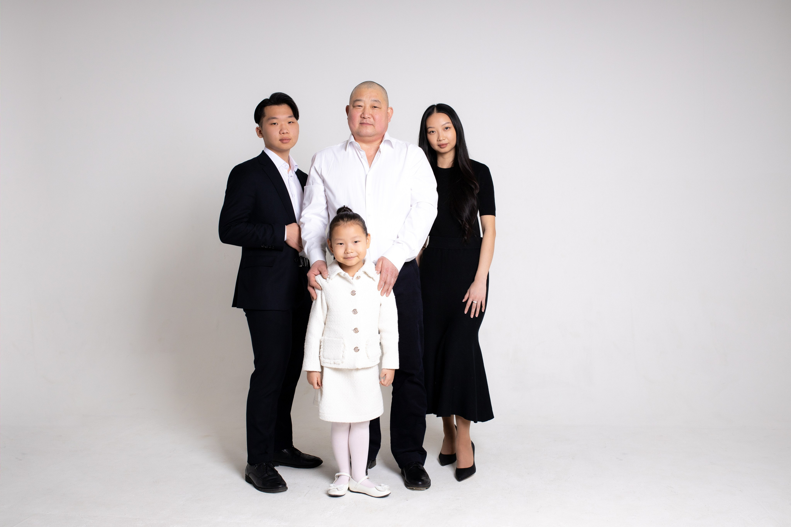 Семейная фотосессия на циклораме с импульсным светом. Фотограф в Железнодорожном и Балашихе