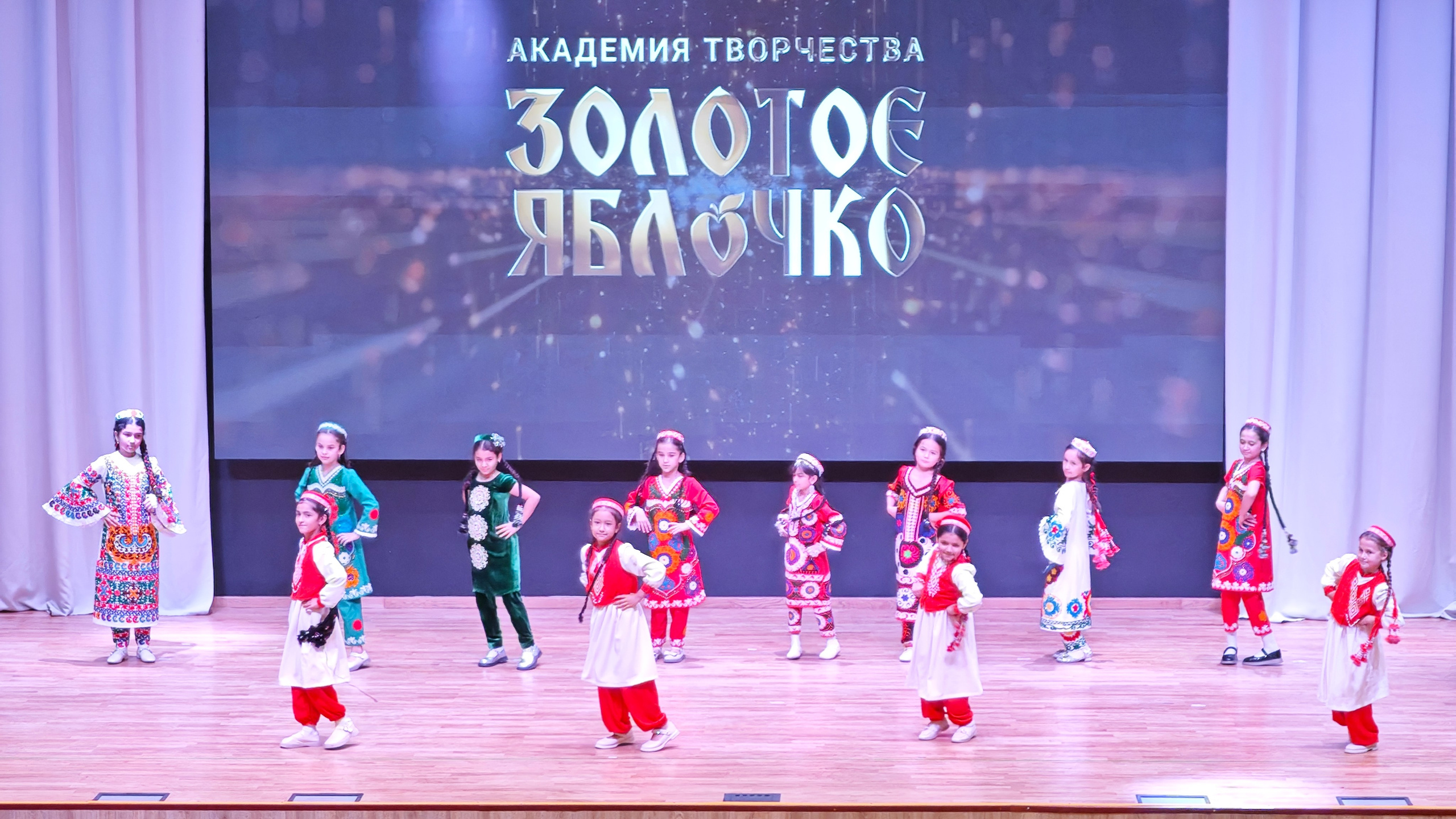 1 ноября 2025 г, г. Бохтар, Таджикистан. Золотое яблочко