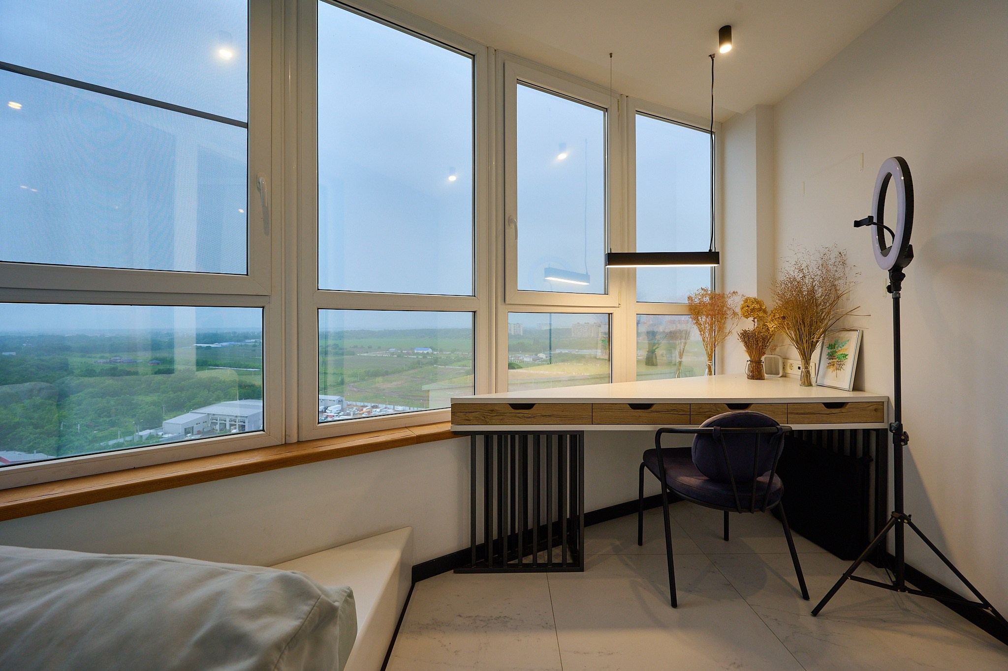 стол деревянный кольцевая лампа окна белый цвет черный стул диван 