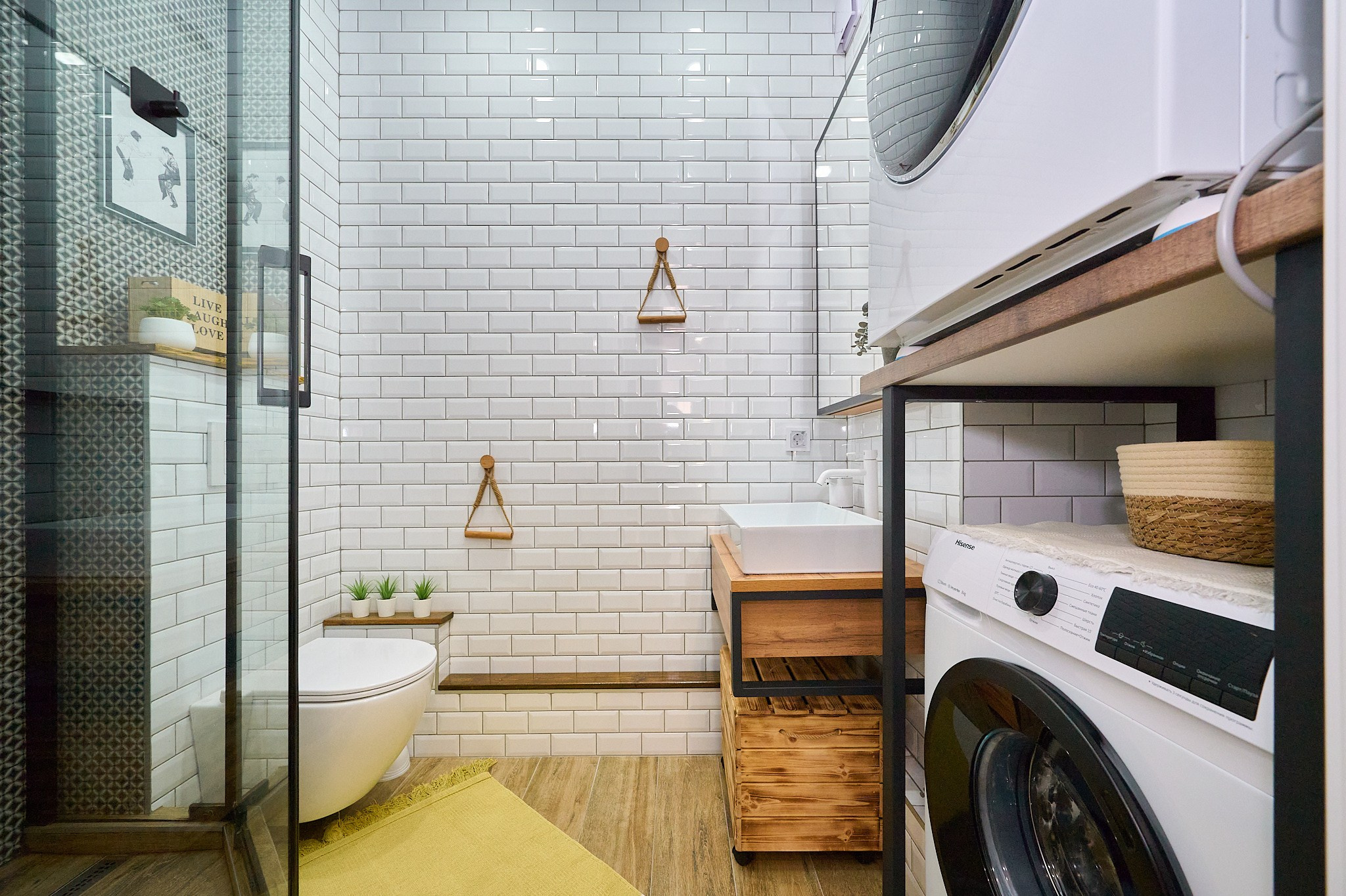 ванная комната светлые стены душевая кабина санузел деревянные полки белая раковина 