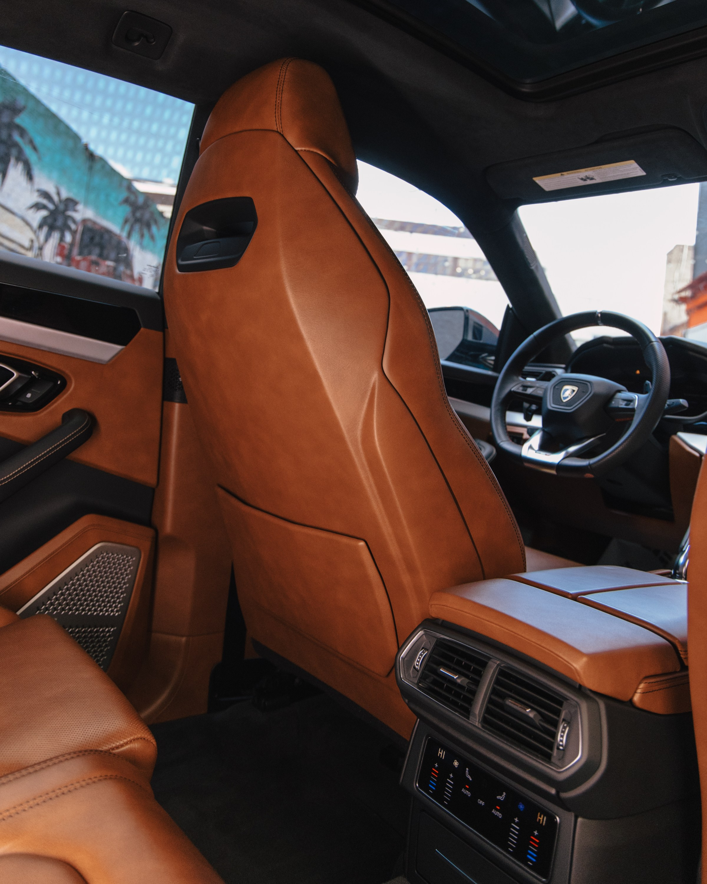 Lamborghini Urus перешив поврежденных элементов салона, окрас капота и деталей. DeLorein